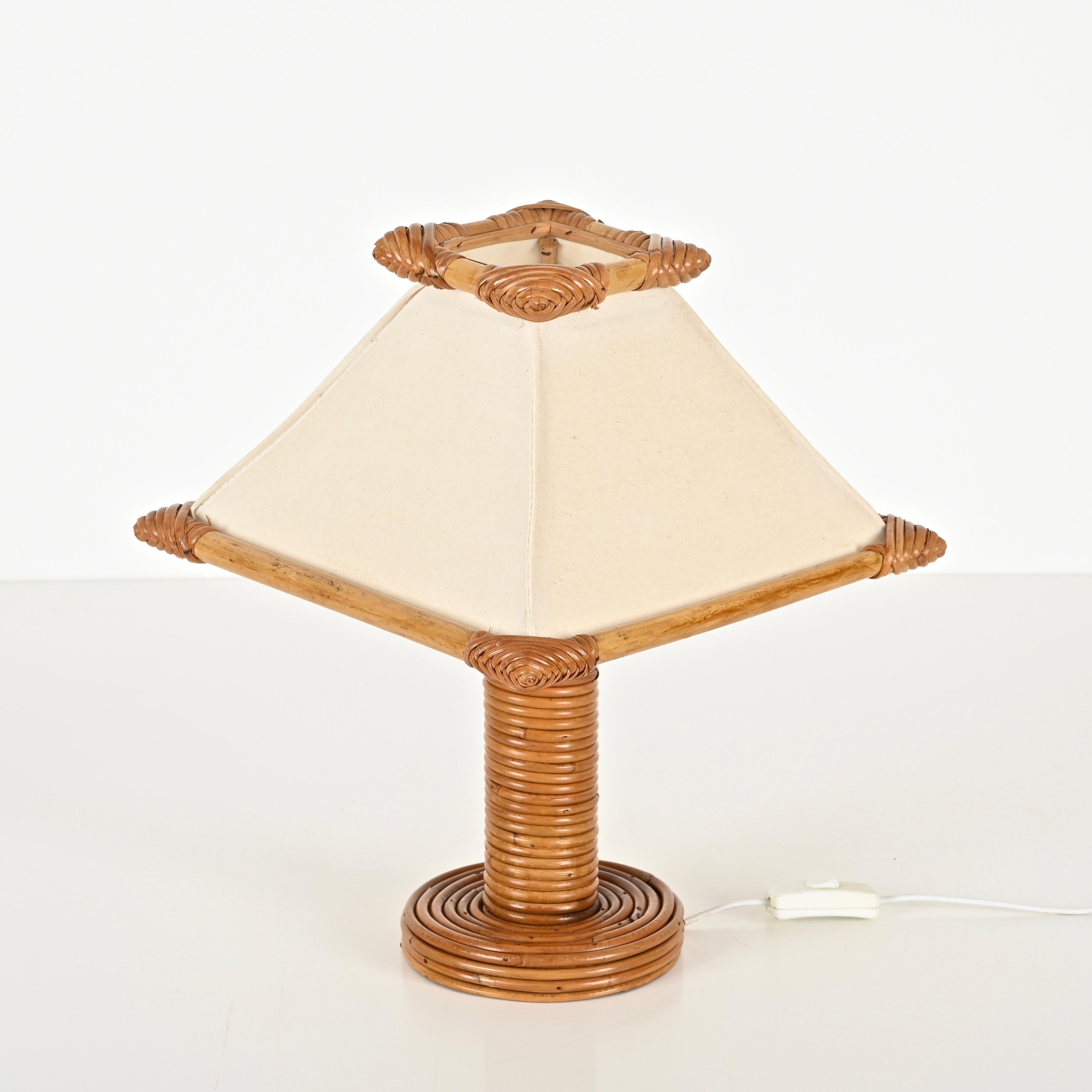 Lámpara de mesa de ratán y bambú de mediados de siglo según Louis Sognot, Francia Años 60 en venta 5