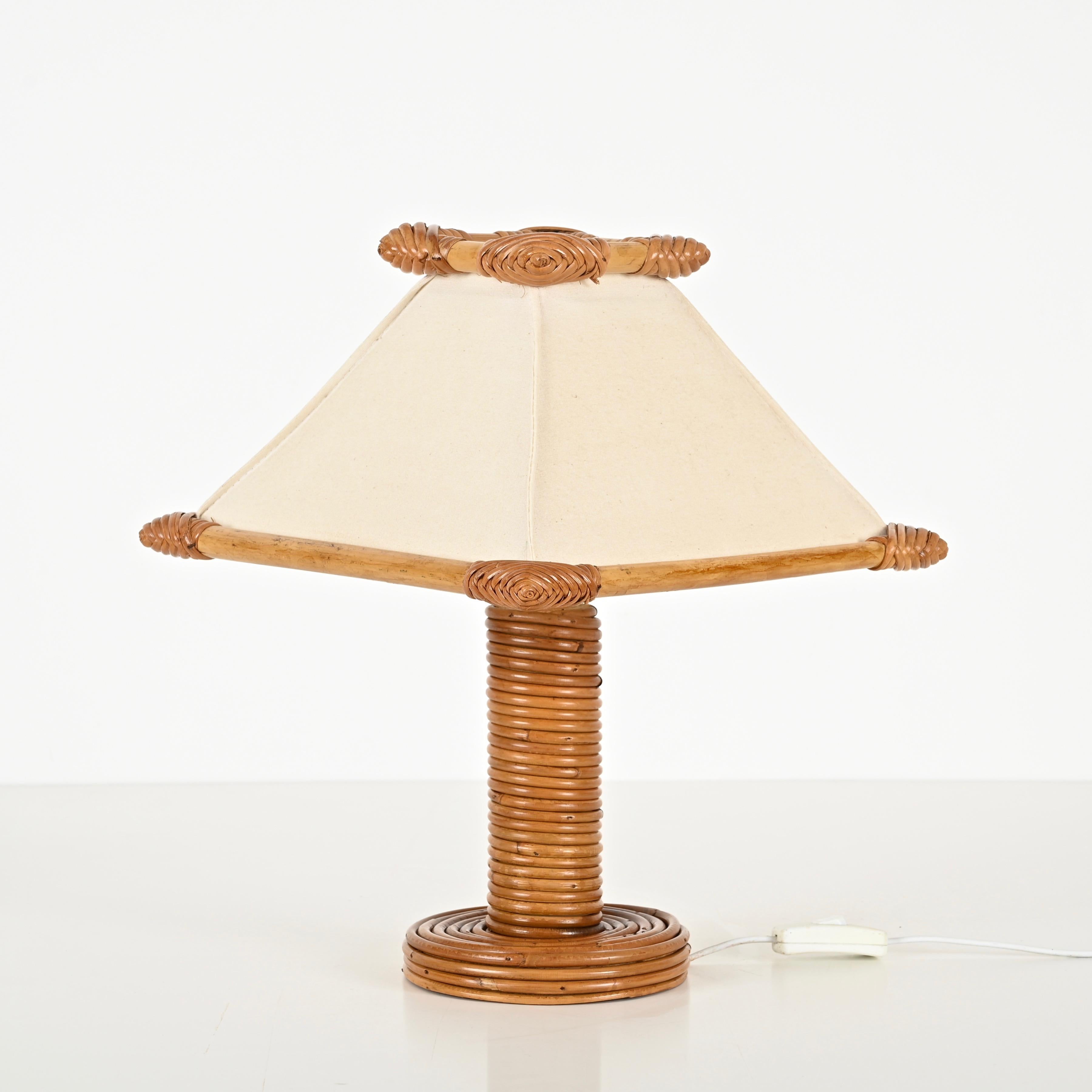 Lámpara de mesa de ratán y bambú de mediados de siglo según Louis Sognot, Francia Años 60 en venta 7