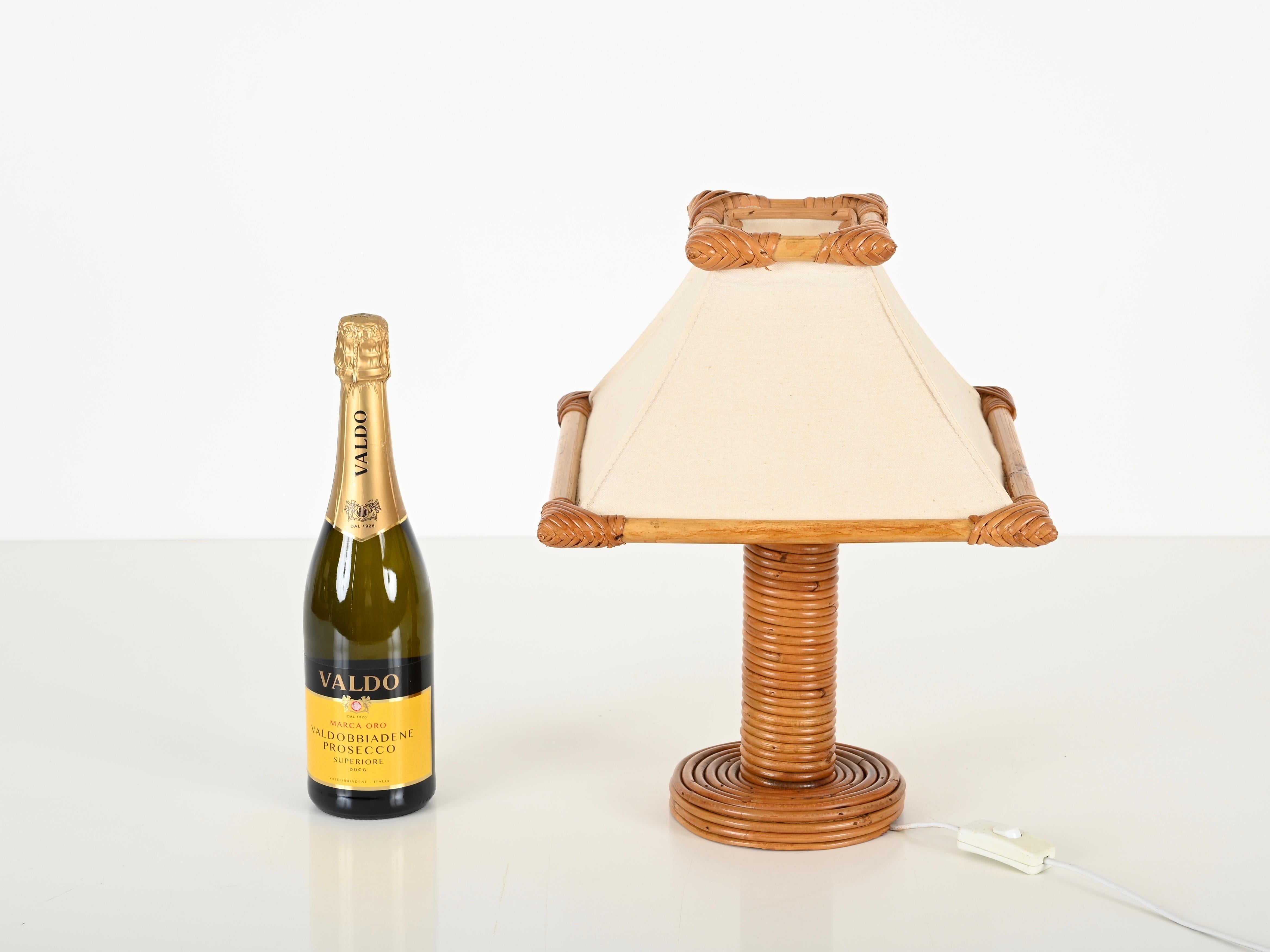 Lámpara de mesa de ratán y bambú de mediados de siglo según Louis Sognot, Francia Años 60 Moderno de mediados de siglo en venta