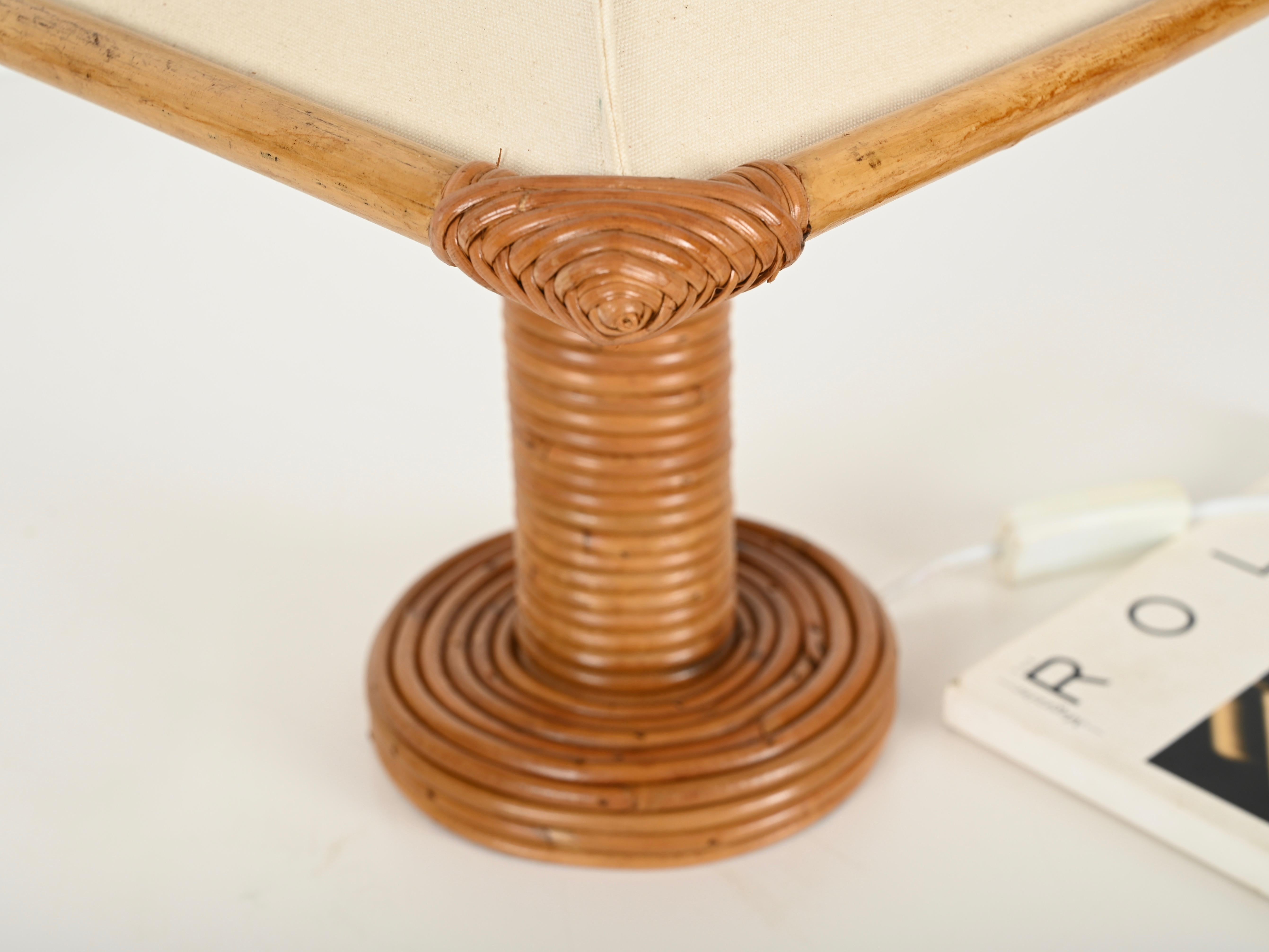 Lámpara de mesa de ratán y bambú de mediados de siglo según Louis Sognot, Francia Años 60 Francés en venta
