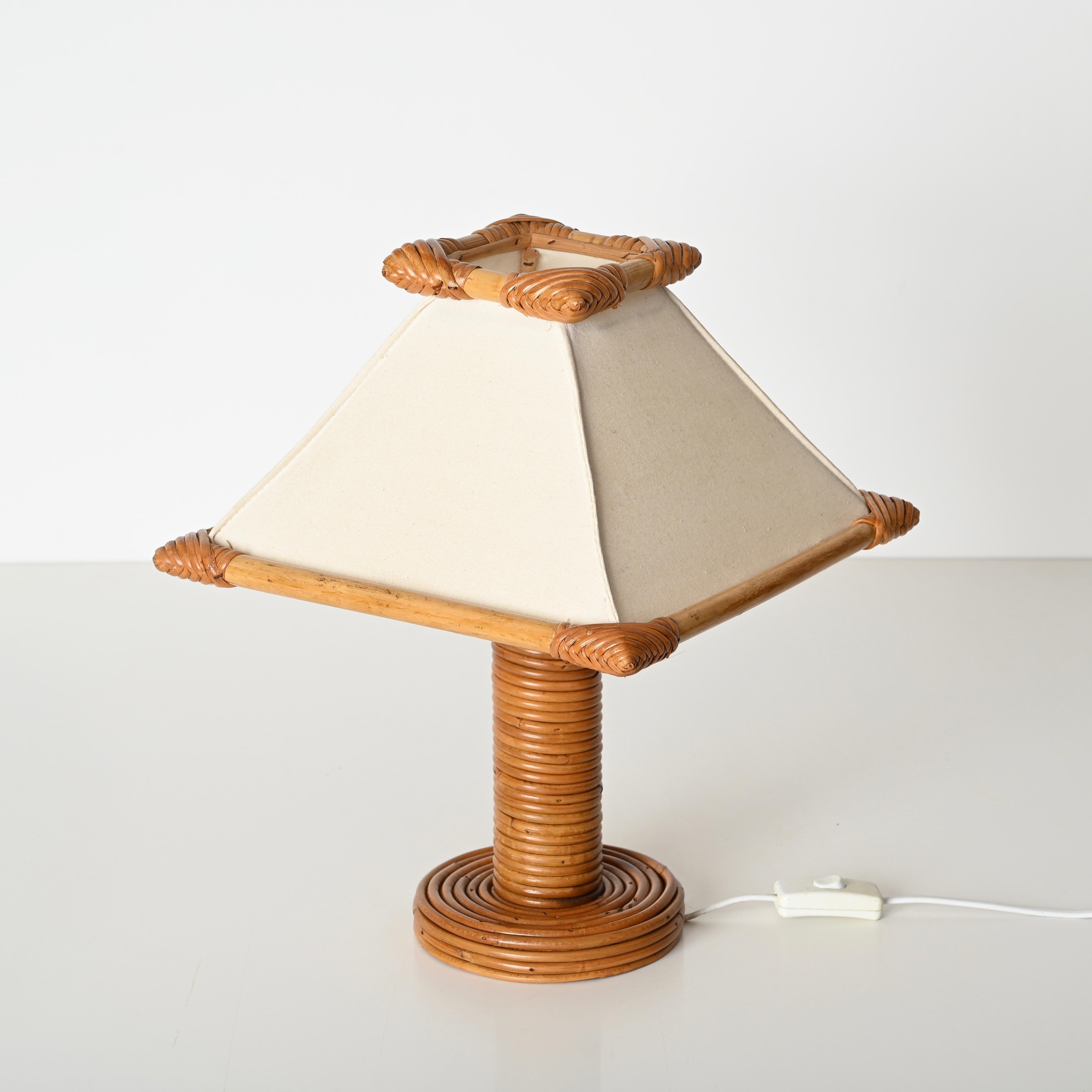 Lámpara de mesa de ratán y bambú de mediados de siglo según Louis Sognot, Francia Años 60 Hecho a mano en venta