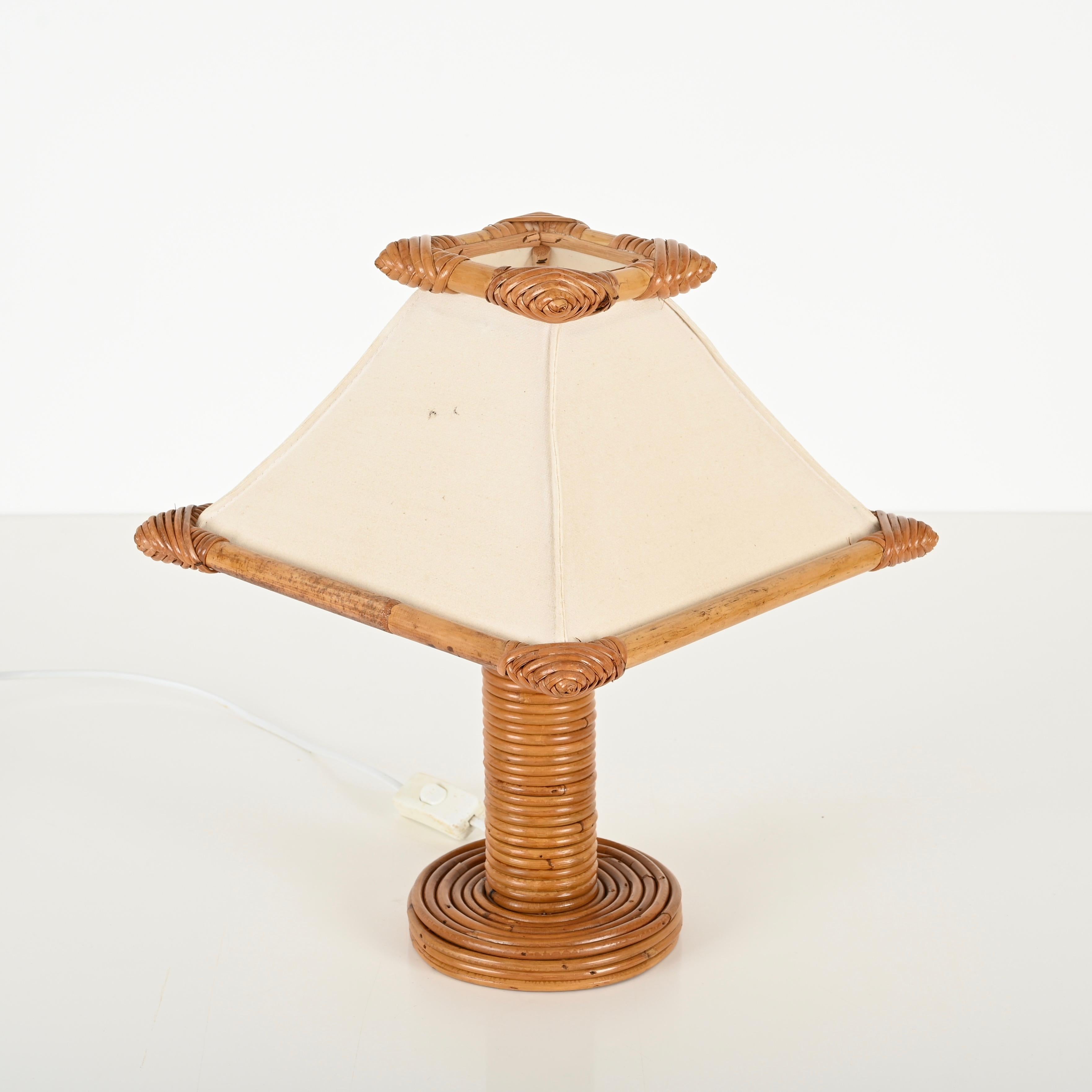 Lámpara de mesa de ratán y bambú de mediados de siglo según Louis Sognot, Francia Años 60 en venta 1