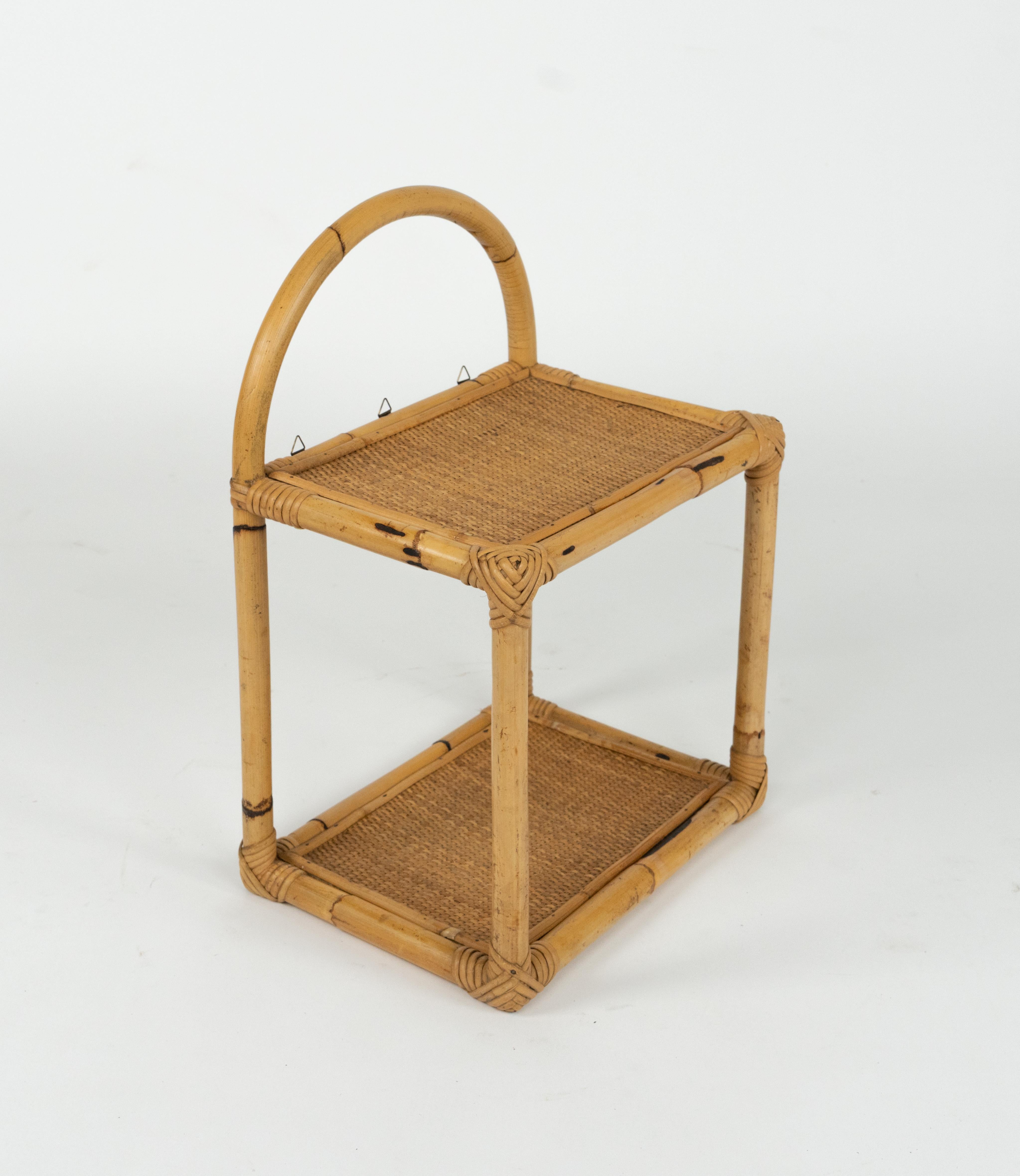 Bellissima mensola da parete a due livelli in bambù, rattan e vimini nello stile di Vivai del Sud.

Prodotto in Italia negli anni '1960.

