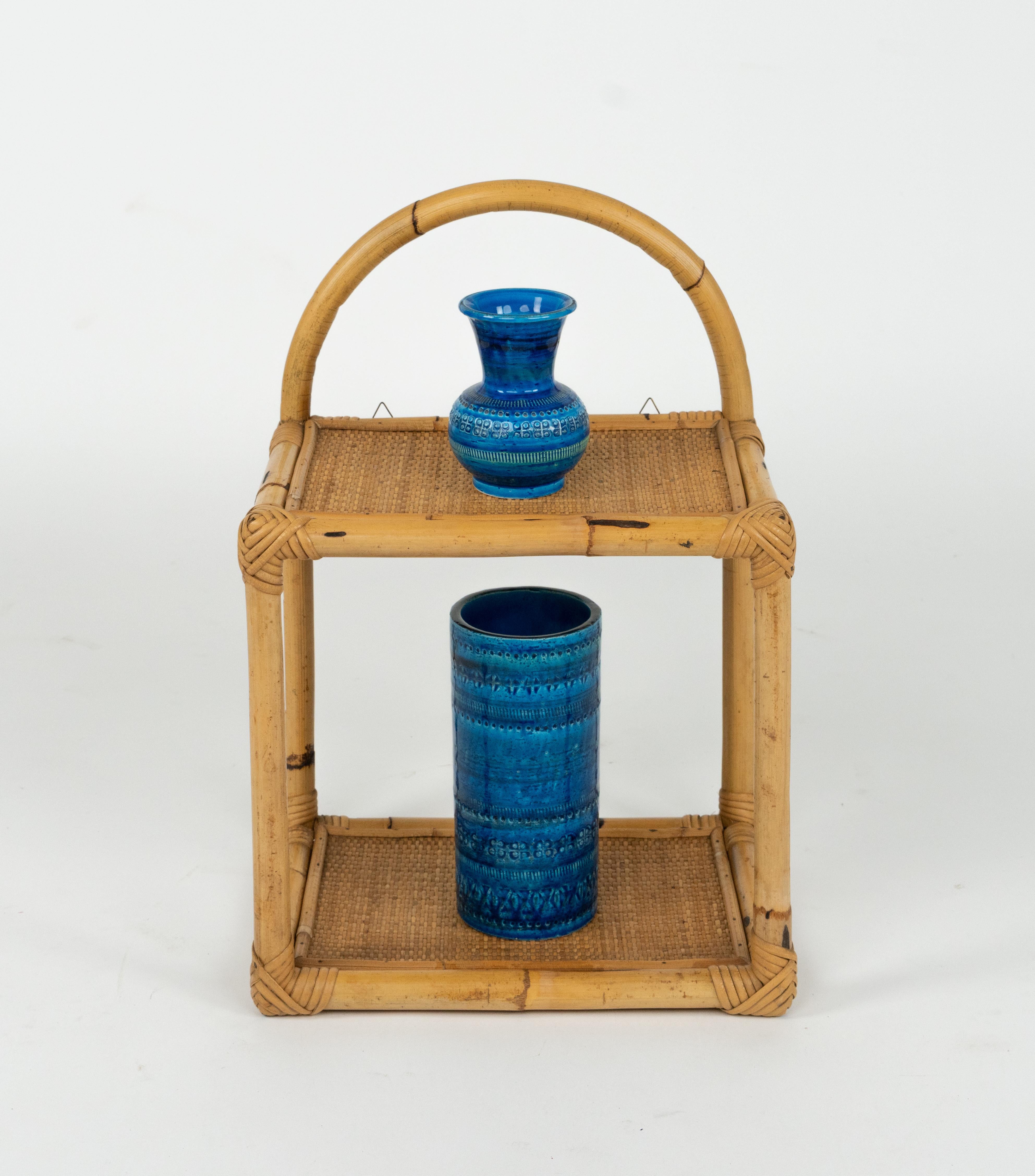 Mid-Century moderno Scaffale a muro a due piani in rattan e bambù del Medioevo, Italia 1960 in vendita