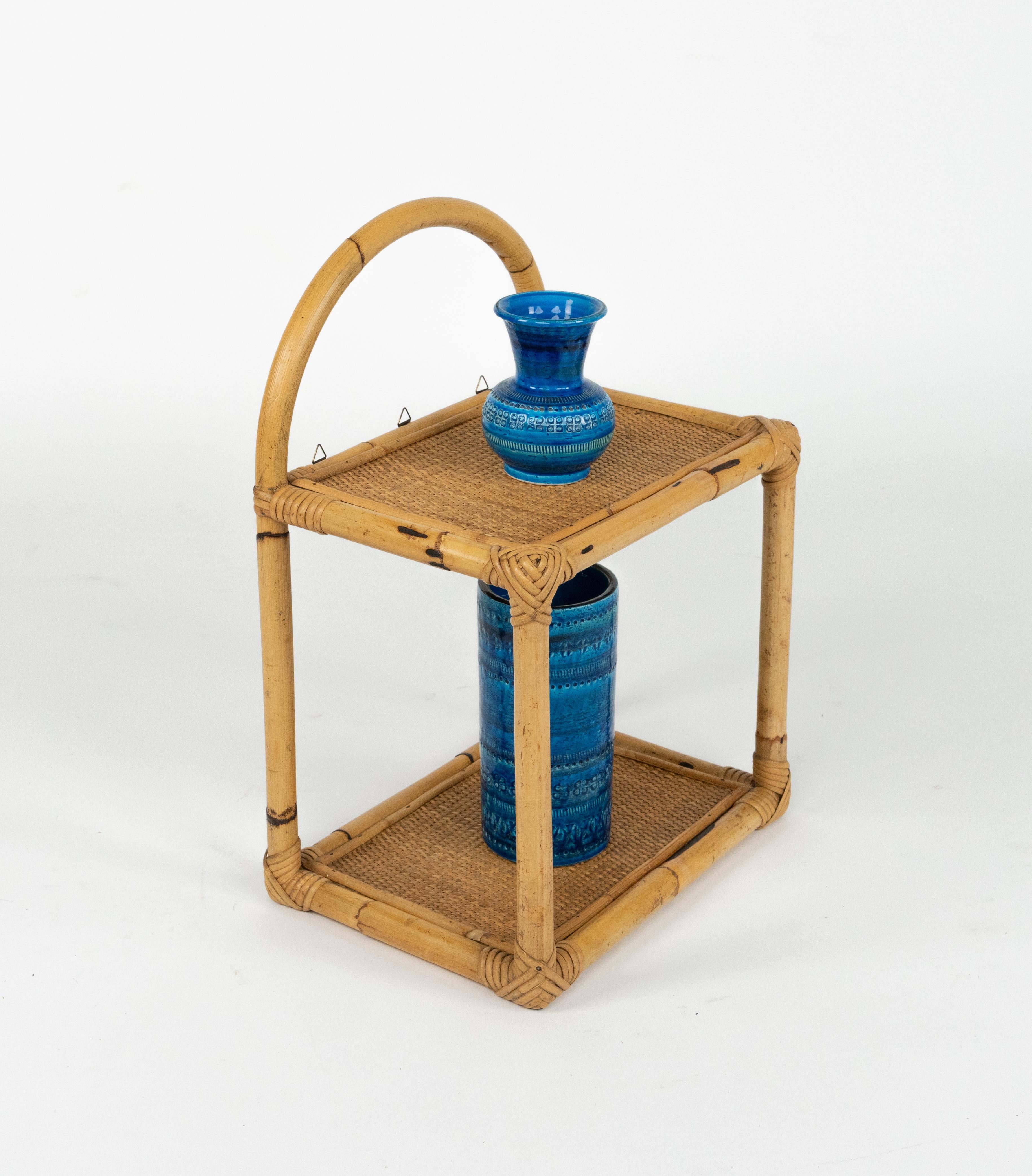 Italiano Scaffale a muro a due piani in rattan e bambù del Medioevo, Italia 1960 in vendita