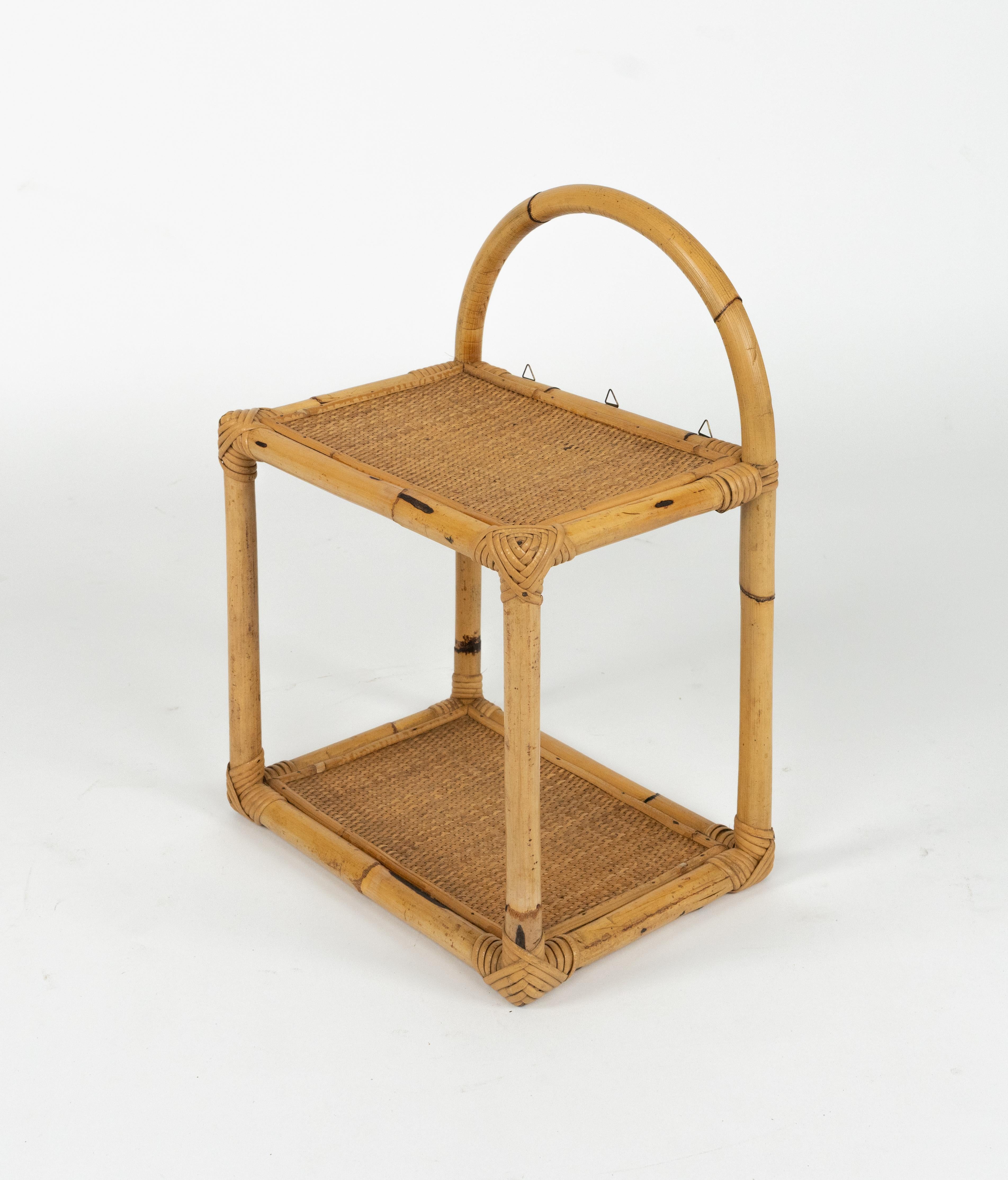 Metà XX secolo Scaffale a muro a due piani in rattan e bambù del Medioevo, Italia 1960 in vendita