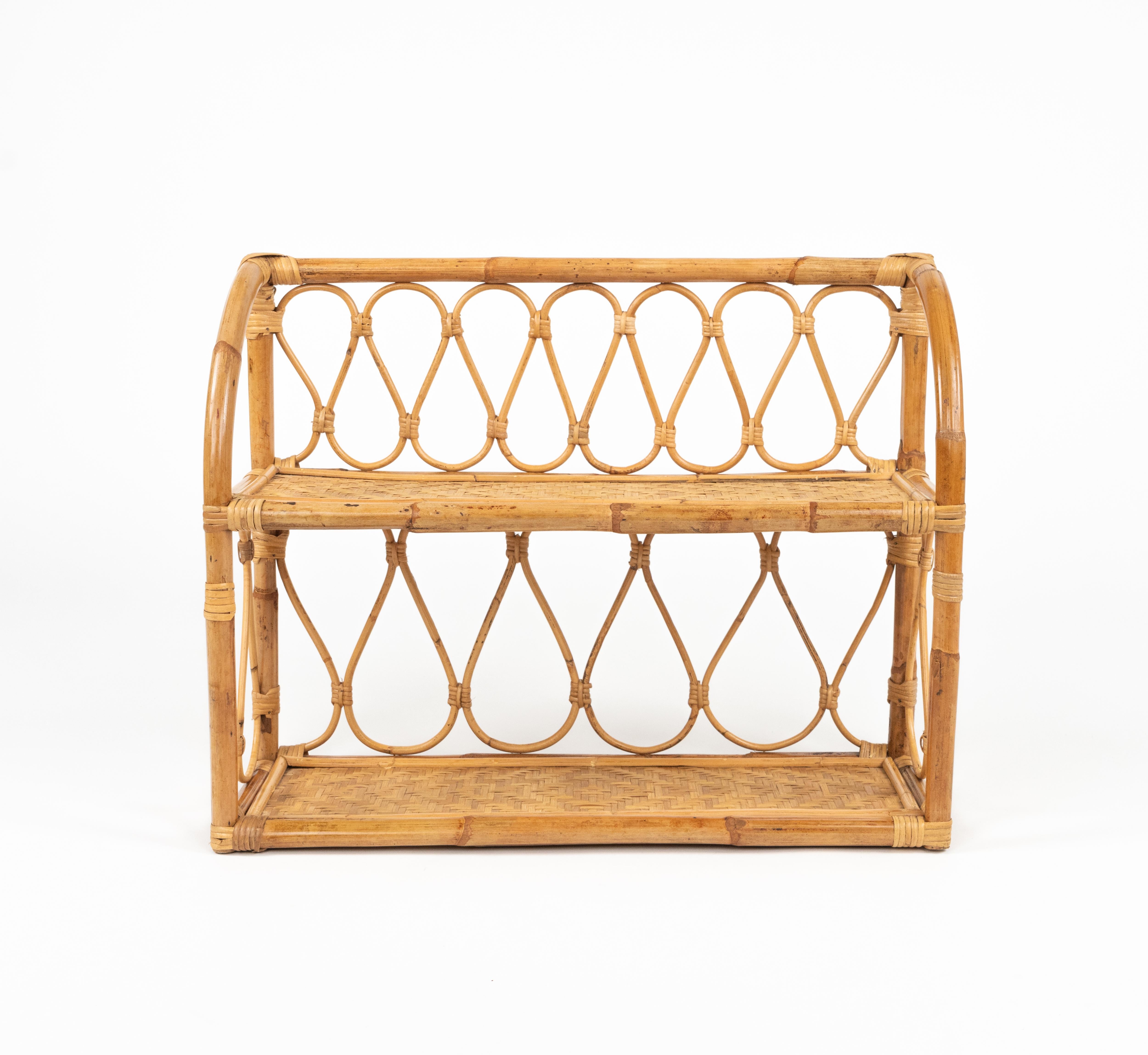 Midcentury beautiful wall shelf or hanging side table with two tier in bamboo, rattan and wicker in the style of Franco Albini.   

Made in Italy in the 1960s.