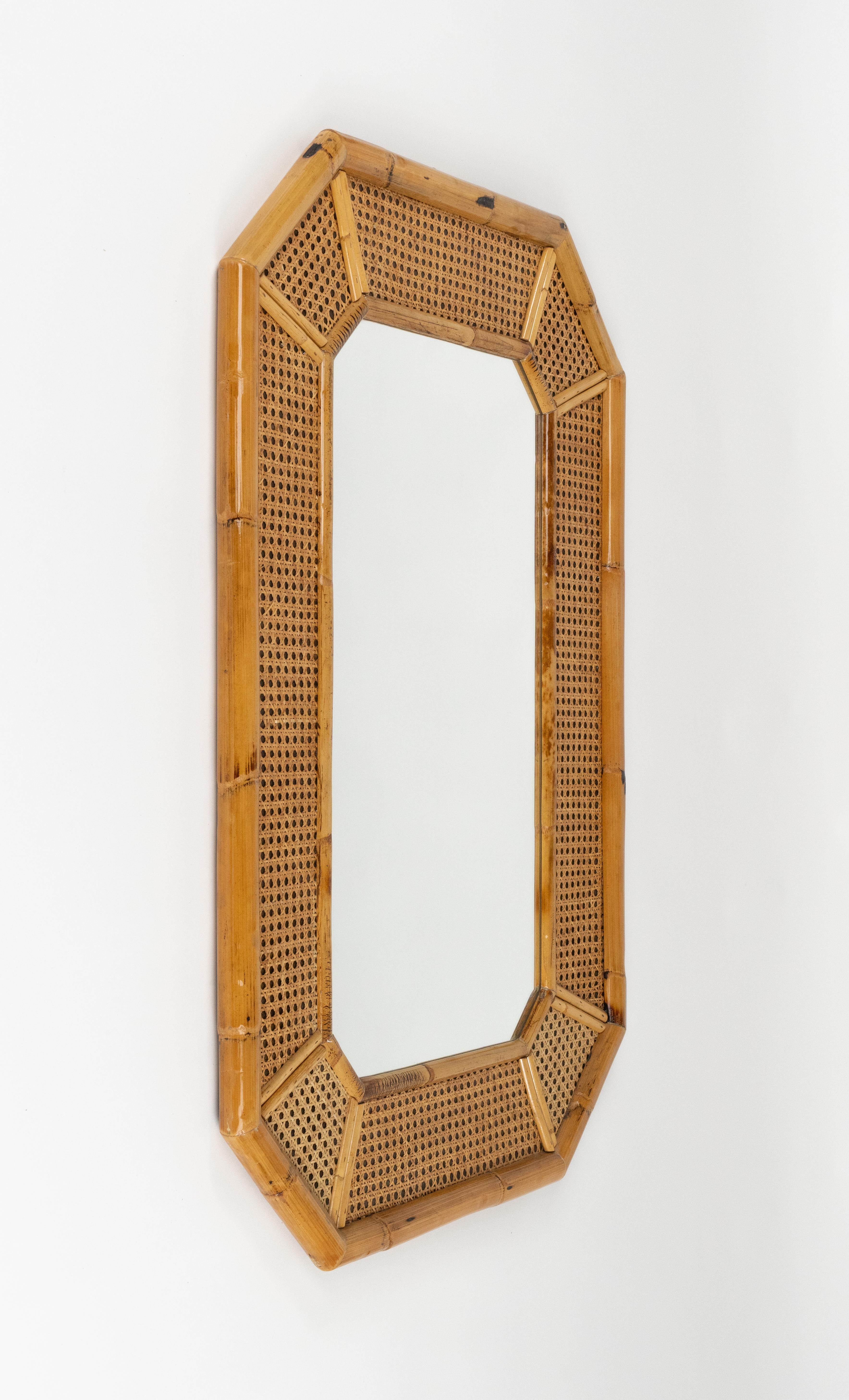 Maravilloso espejo octogonal de pared de mediados de siglo, de ratán y bambú, al estilo de Vivai del Sud.

Fabricado en Italia en la década de 1970.  

Vivai del Sud, Gabriella Crespi y Arpex fueron los tres principales estudios de diseño de la