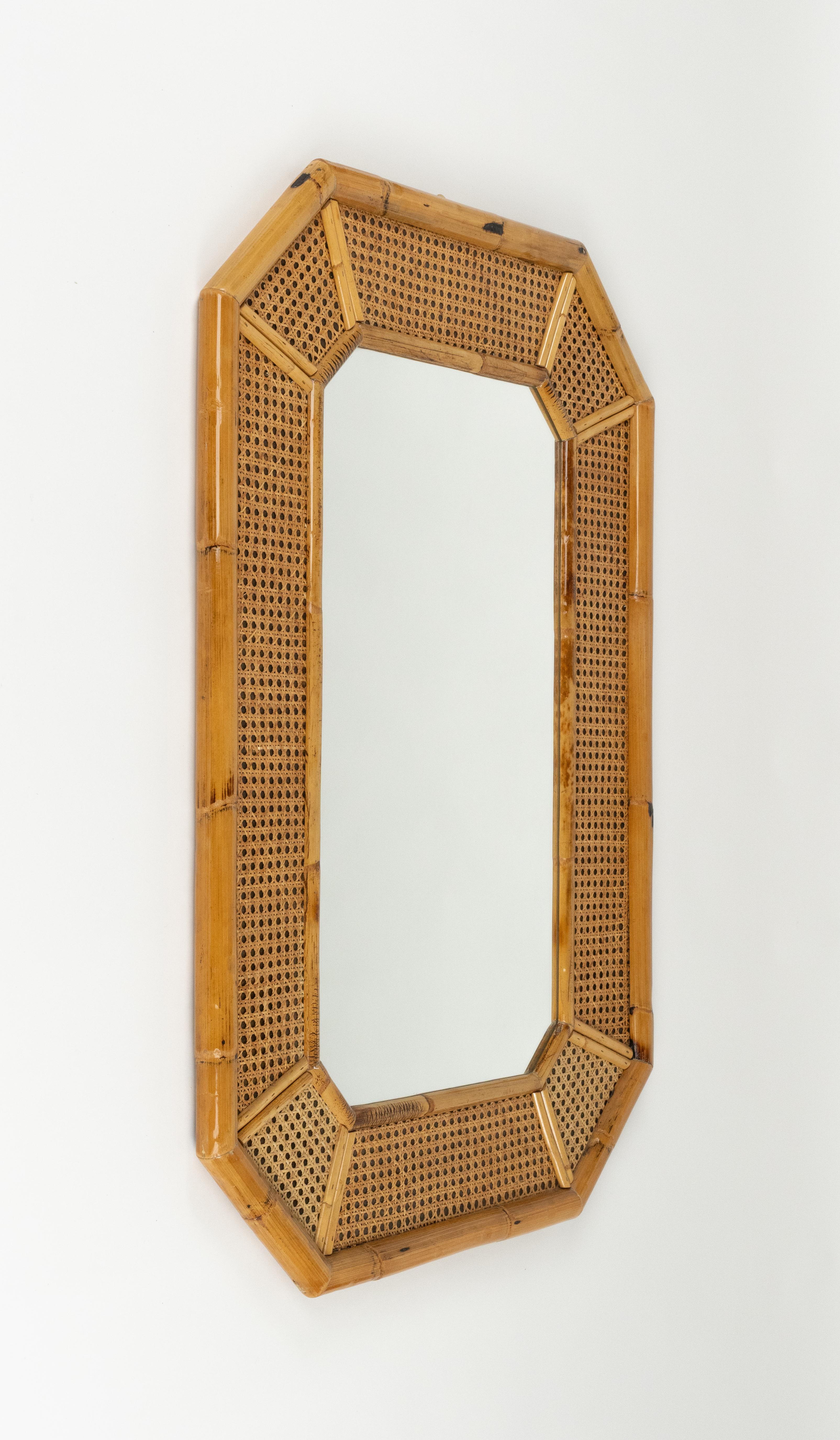 Espejo de pared de ratán y bambú de mediados de siglo Estilo Vivai del Sud, Italia Años 70 Moderno de mediados de siglo en venta