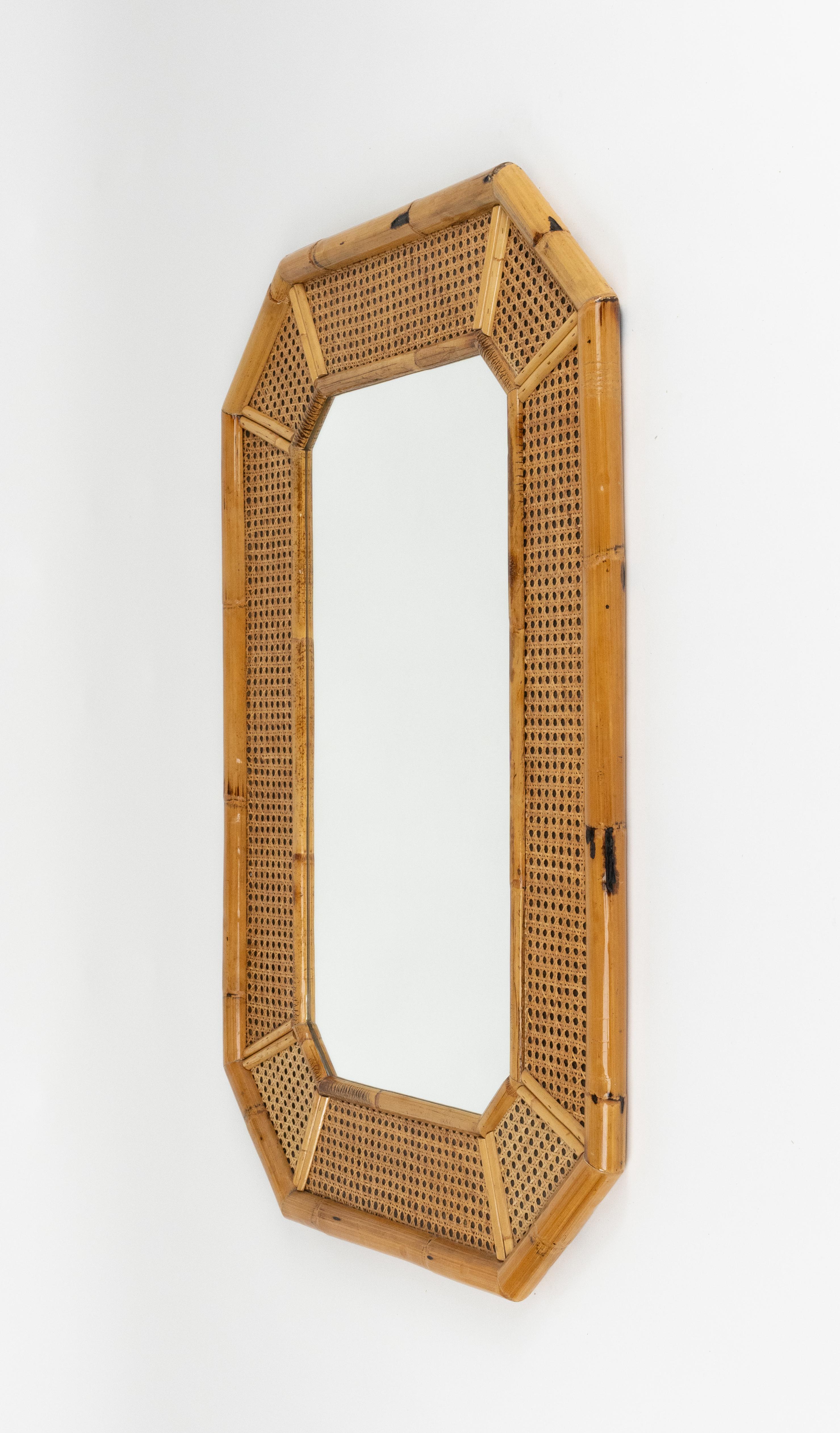 Espejo de pared de ratán y bambú de mediados de siglo Estilo Vivai del Sud, Italia Años 70 Italiano en venta