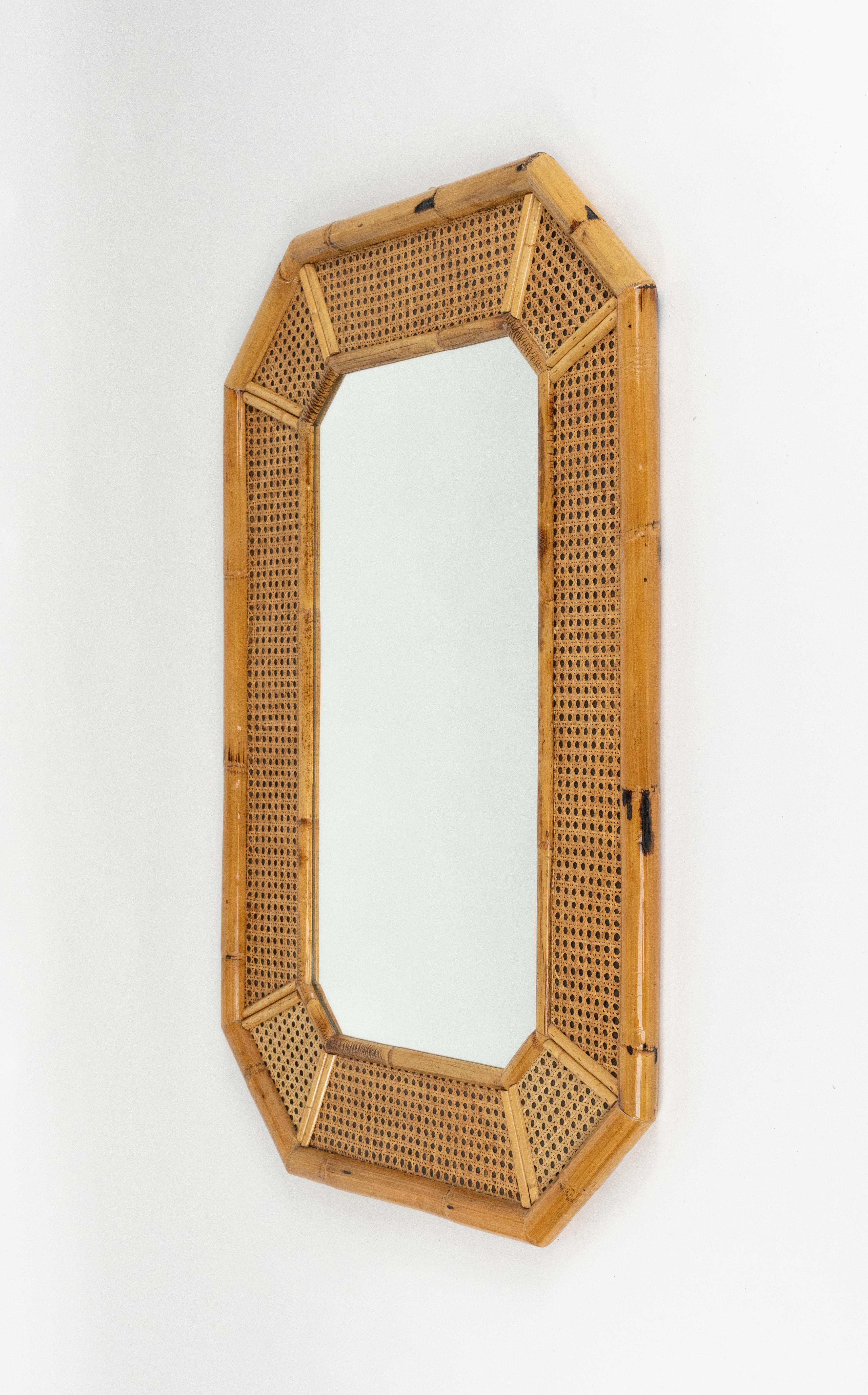 Espejo de pared de ratán y bambú de mediados de siglo Estilo Vivai del Sud, Italia Años 70 en Bueno estado para la venta en Rome, IT