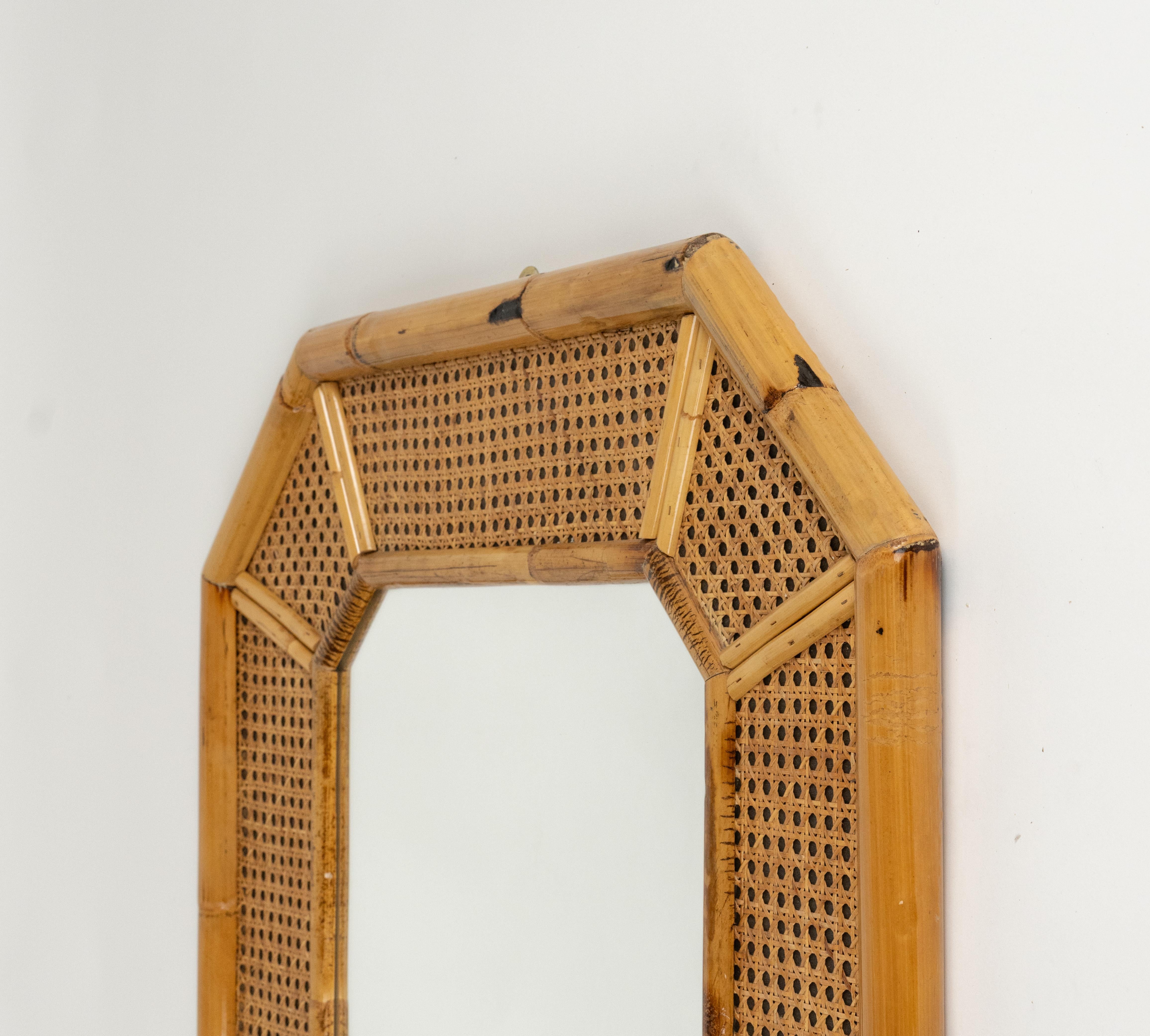 Espejo de pared de ratán y bambú de mediados de siglo Estilo Vivai del Sud, Italia Años 70 en venta 2