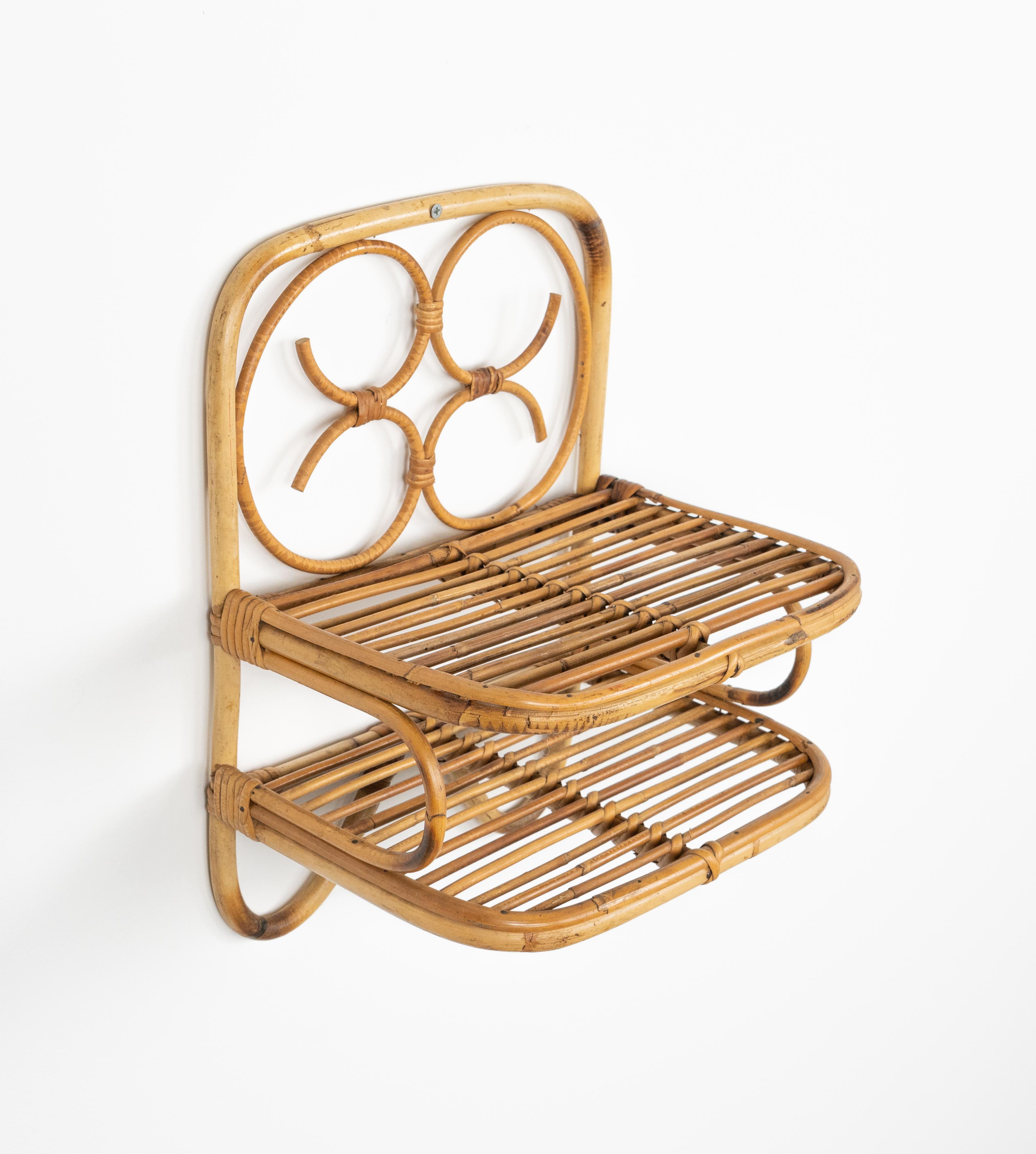 Bellissima mensola o tavolino sospeso a due piani in bambù e rattan nello stile di Franco Albini.  

Prodotto in Italia negli anni '1960.