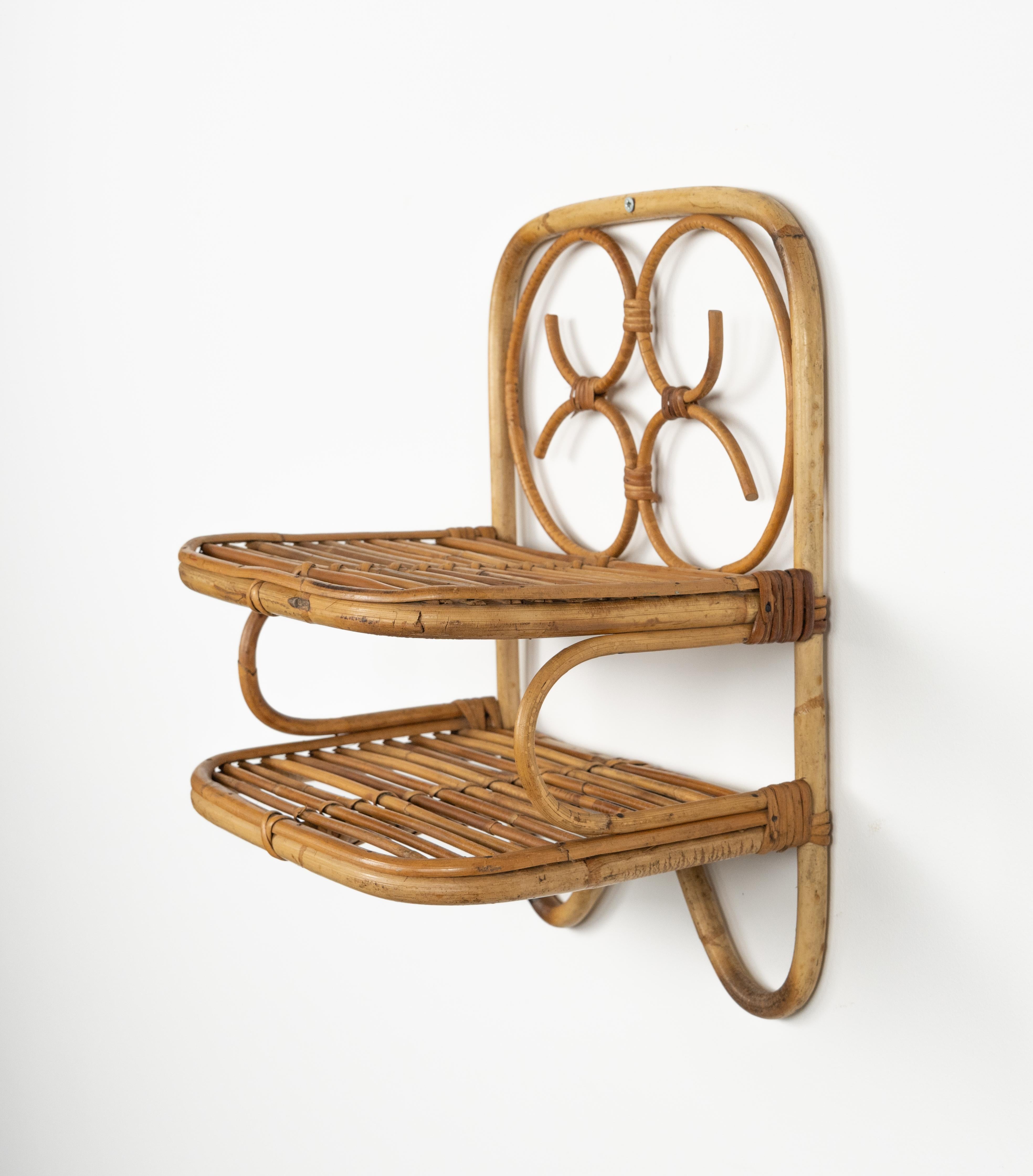 Metà XX secolo Mensola da parete o tavolino pensile in rattan e bambù del Medioevo, Italia 1960 in vendita