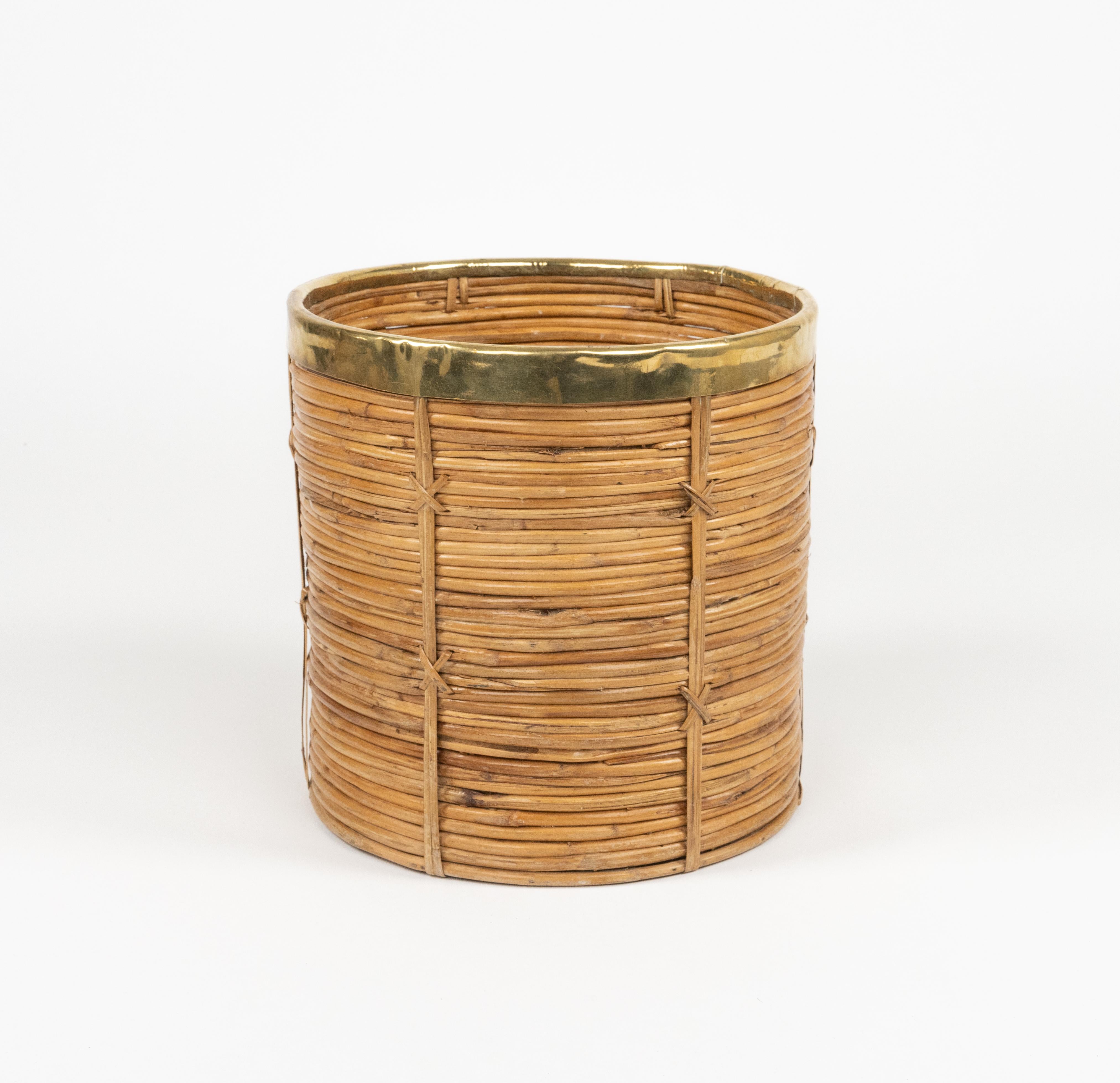 Midcentury round decorative basket or planter in rattan and brass in the style of Vivai Del Sud.  

Handcrafted in Italy, 1970s.  

Can be used as planter, storage basket or paper bin.


Vivai del sud, Gabriella Crespi and Arpex were the three