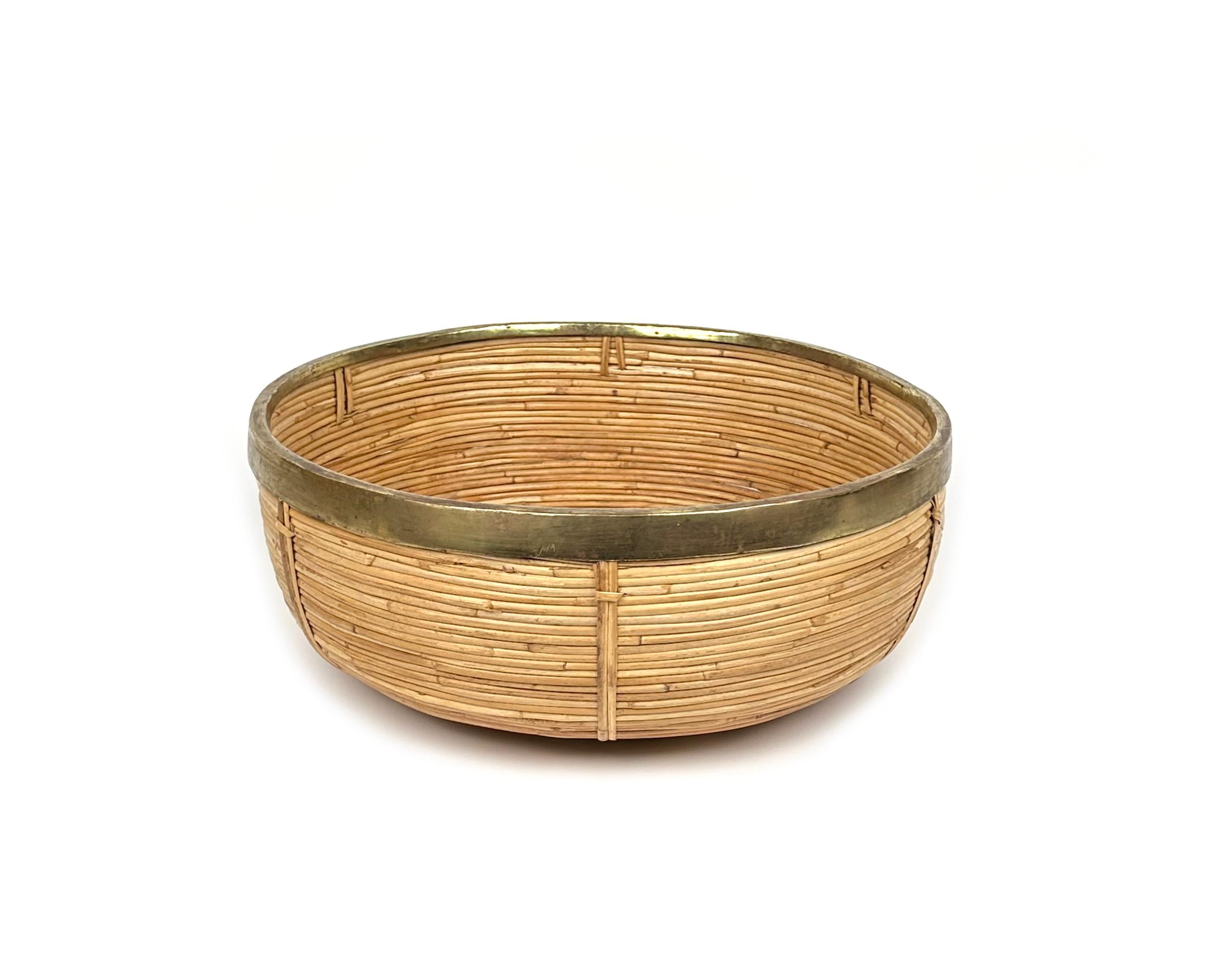 Mid-century brass and rattan large oval bowl, centerpiece or basket.

It has a brass trim covering the top.

Handcrafted in Italy, 1970s.

Use it as fruit bowl or centerpiece to add a stylish midcentury accent in a kitchen. Perfect to storage