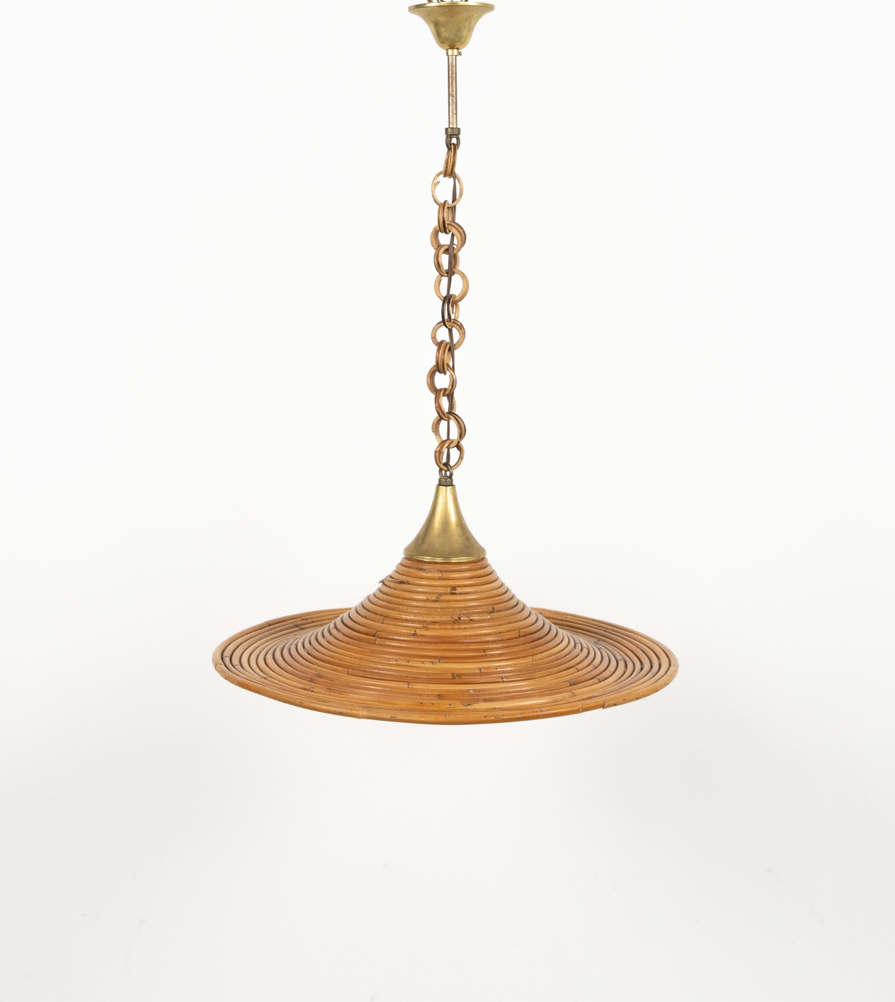 Lampadario di metà secolo in rattan e ottone attribuito a Vivai del Sud.


Realizzato in Italia negli anni '70.

La lunghezza della catena può essere regolata in base all'altezza di Desiree.

Vivai del Sud, Gabriella Crespi e Arpex erano i tre