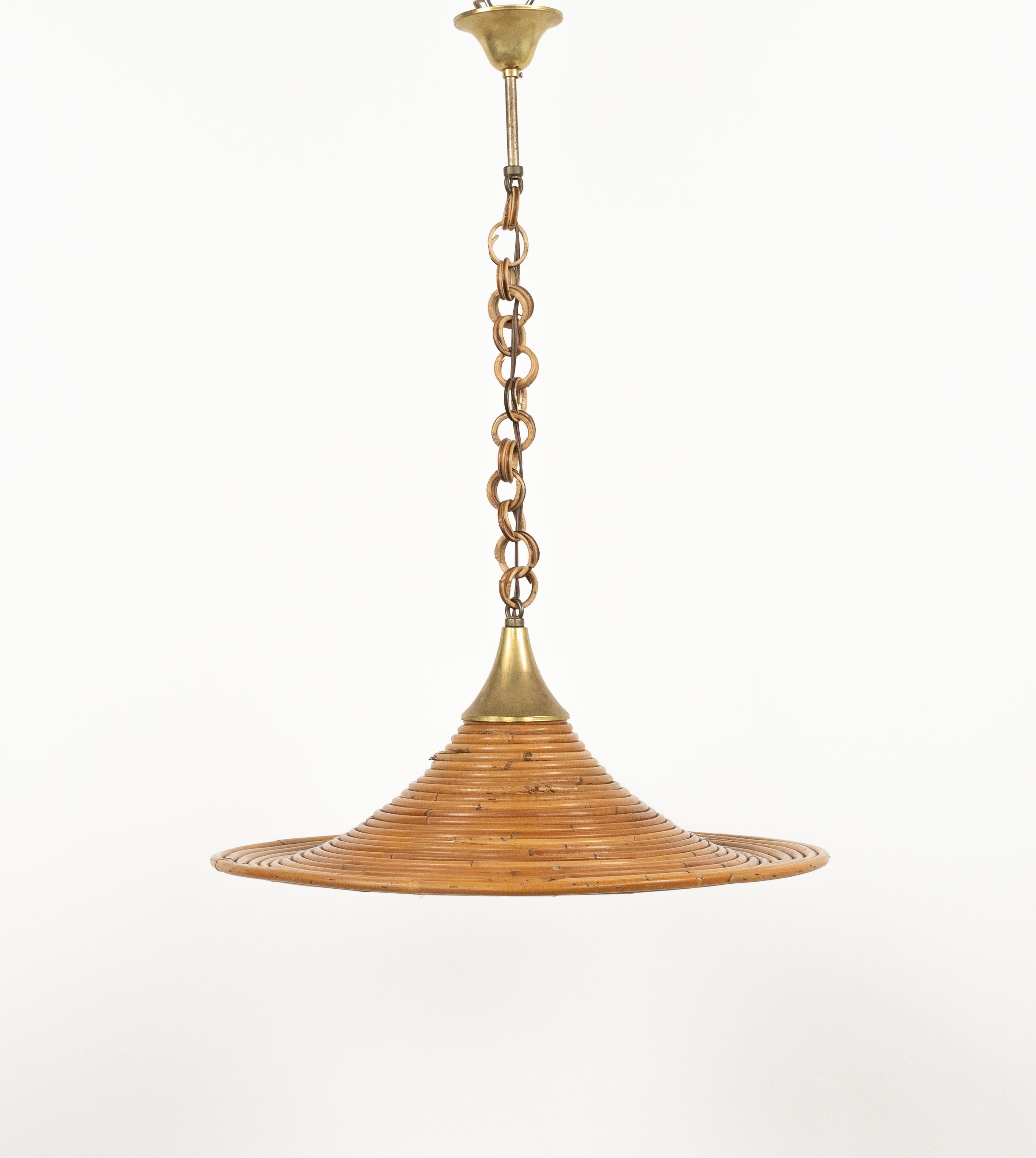 Mid-Century moderno Lampadario di metà secolo in rattan e ottone attribuito a Vivai del Sud, Italia anni '70 in vendita
