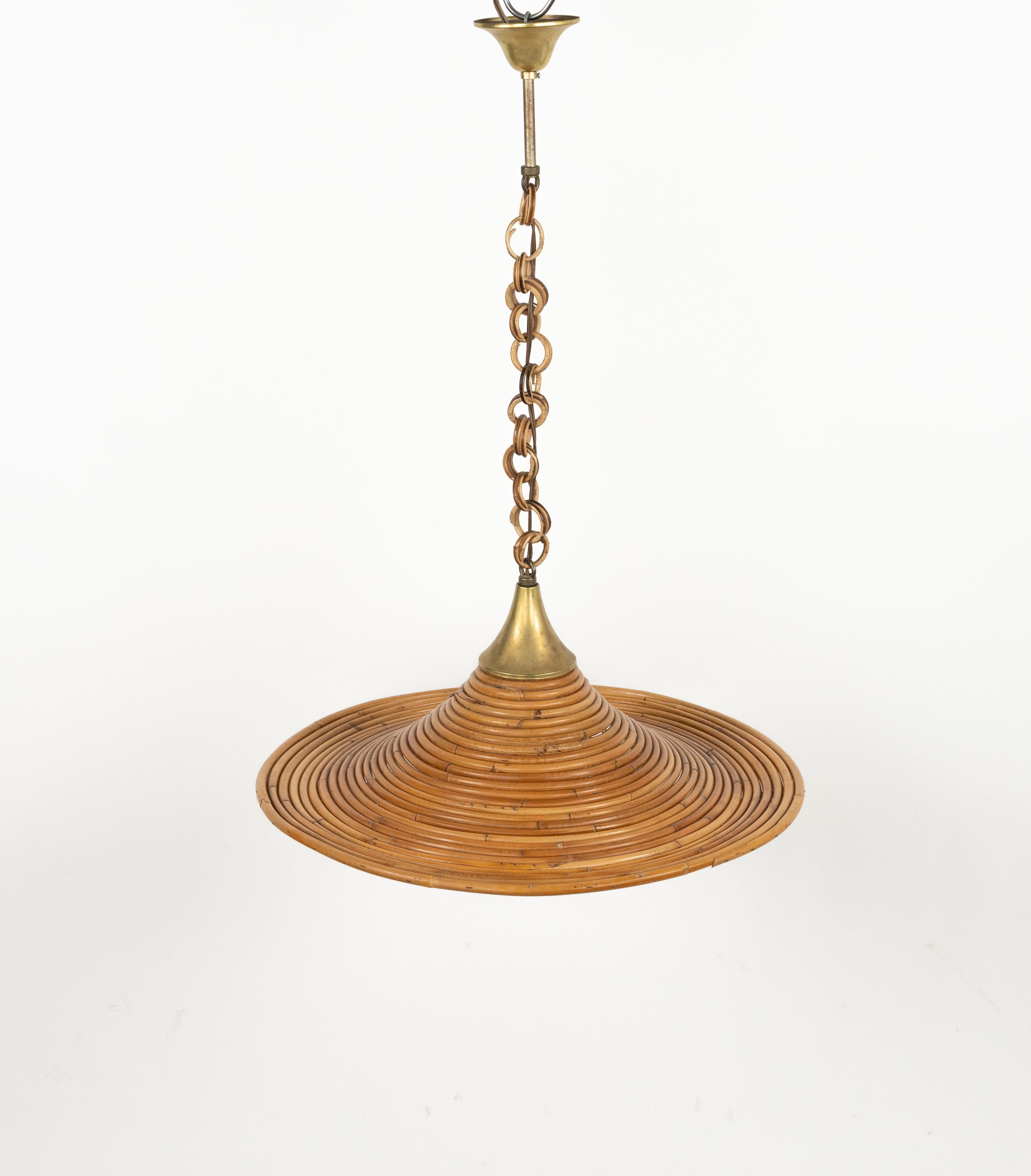 Italiano Lampadario di metà secolo in rattan e ottone attribuito a Vivai del Sud, Italia anni '70 in vendita