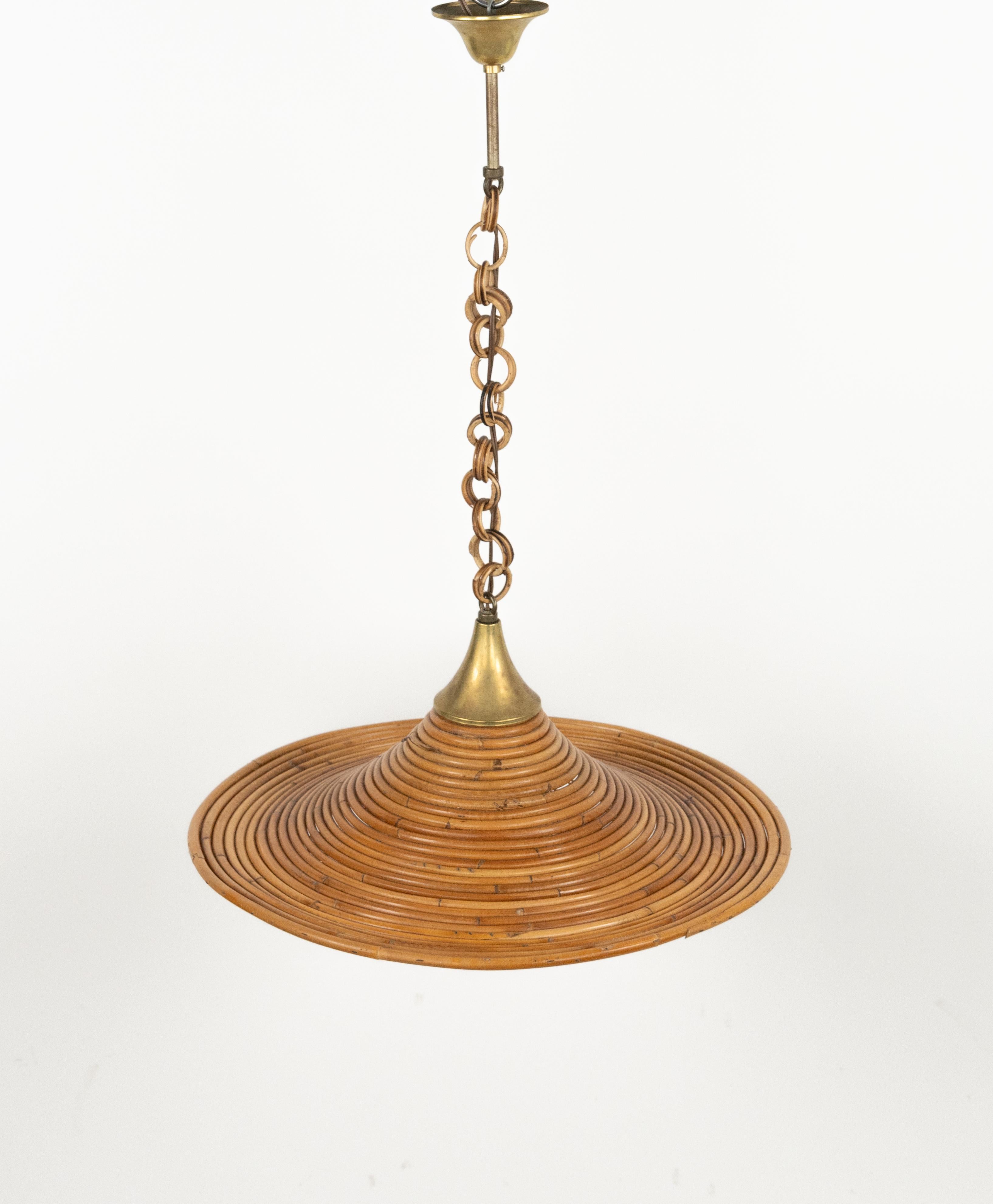 Lampadario di metà secolo in rattan e ottone attribuito a Vivai del Sud, Italia anni '70 In condizioni buone in vendita a Rome, IT