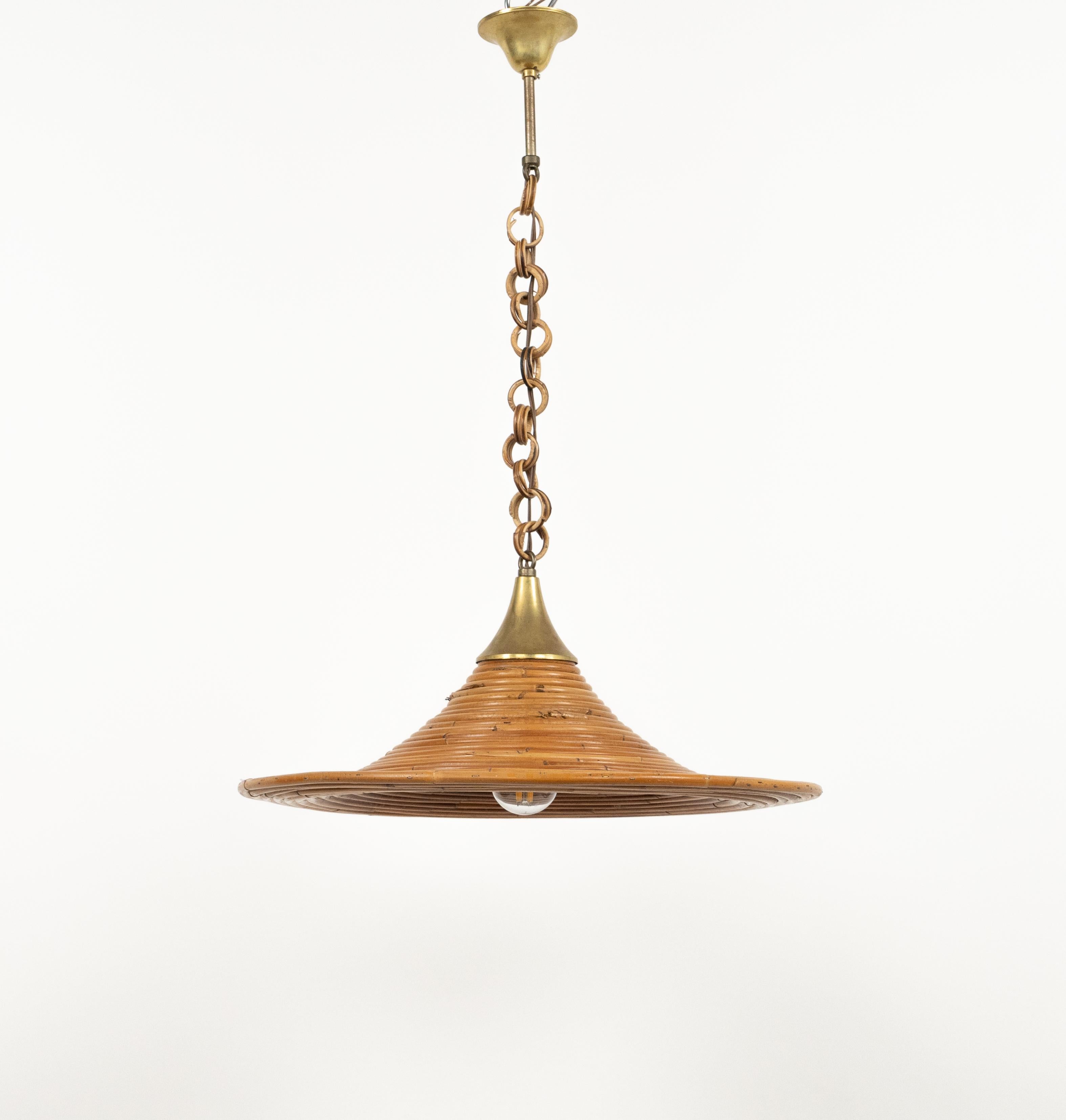 Fine XX secolo Lampadario di metà secolo in rattan e ottone attribuito a Vivai del Sud, Italia anni '70 in vendita