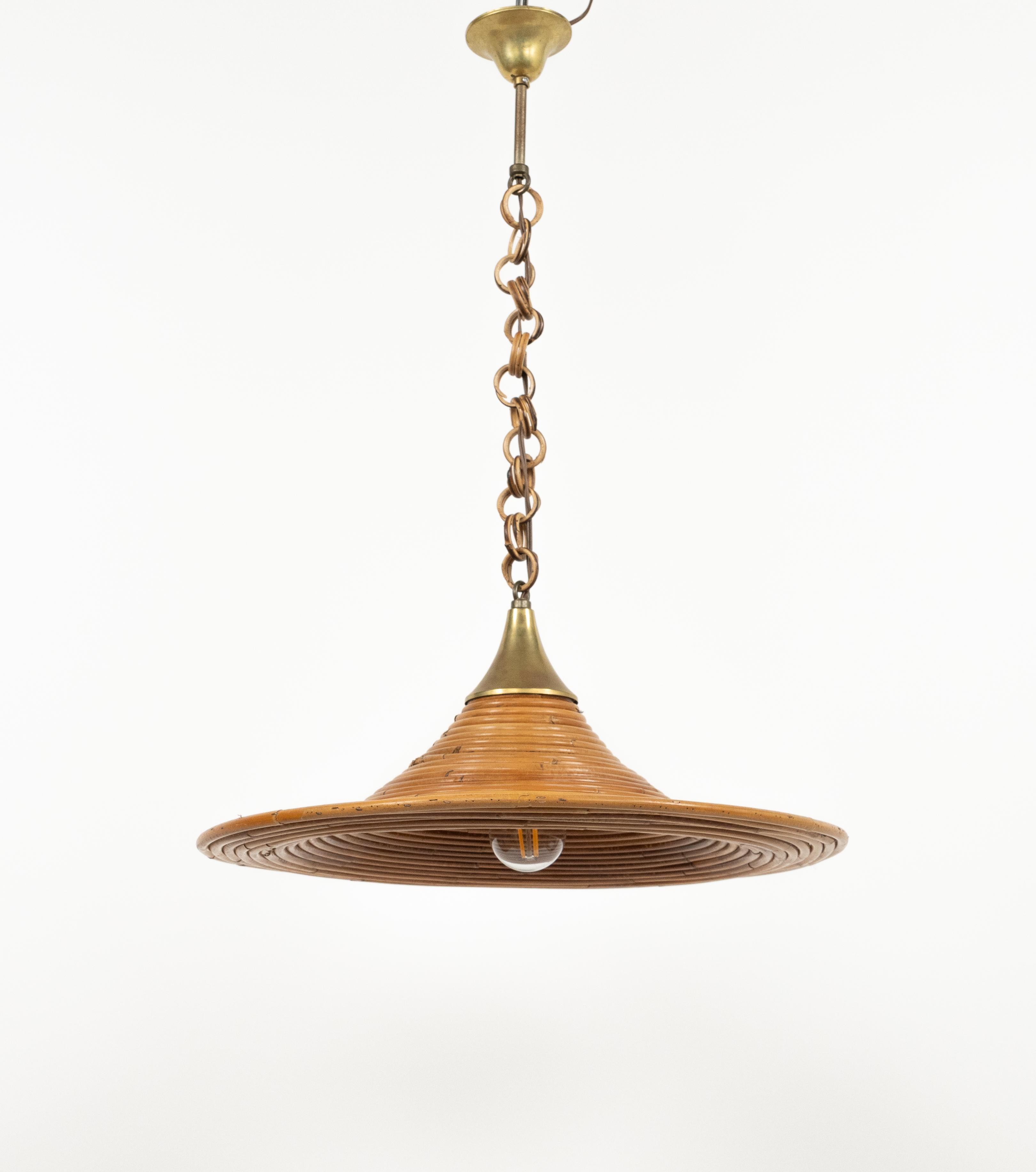 Metallo Lampadario di metà secolo in rattan e ottone attribuito a Vivai del Sud, Italia anni '70 in vendita