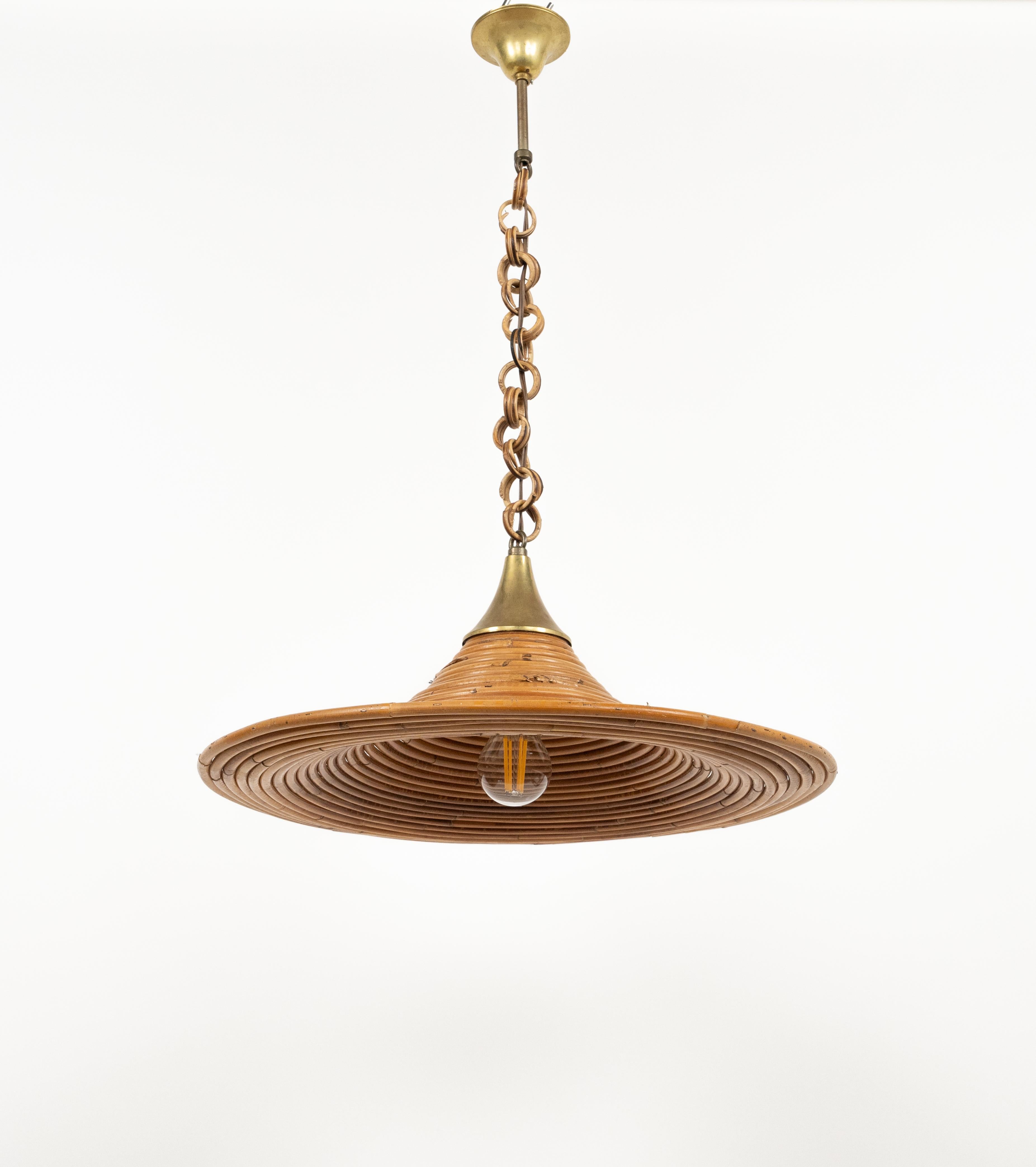 Lampadario di metà secolo in rattan e ottone attribuito a Vivai del Sud, Italia anni '70 in vendita 1
