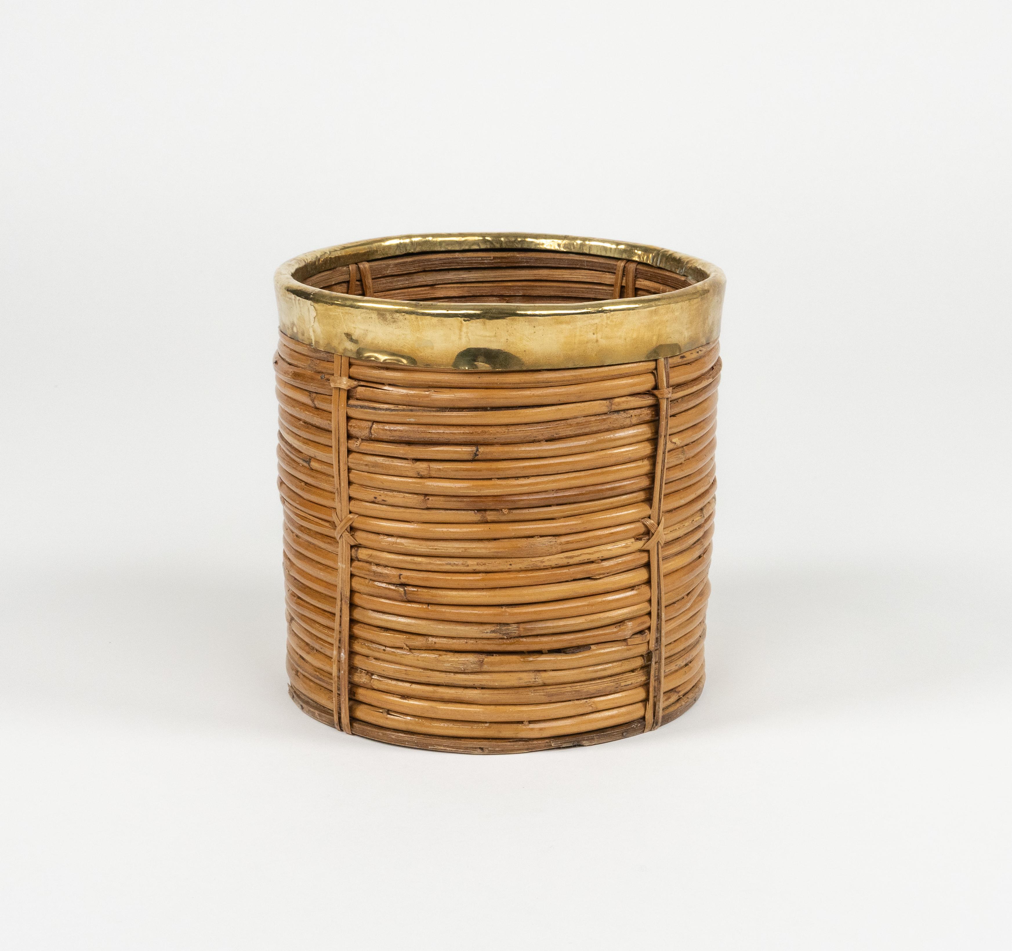 Panier décoratif rond ou jardinière en rotin et laiton dans le style de Vivai Del Sud.  

Fabriqué à la main en Italie, années 1970.  

Peut être utilisé comme jardinière, panier de rangement ou poubelle à papier.


Vivai del sud, Gabriella Crespi