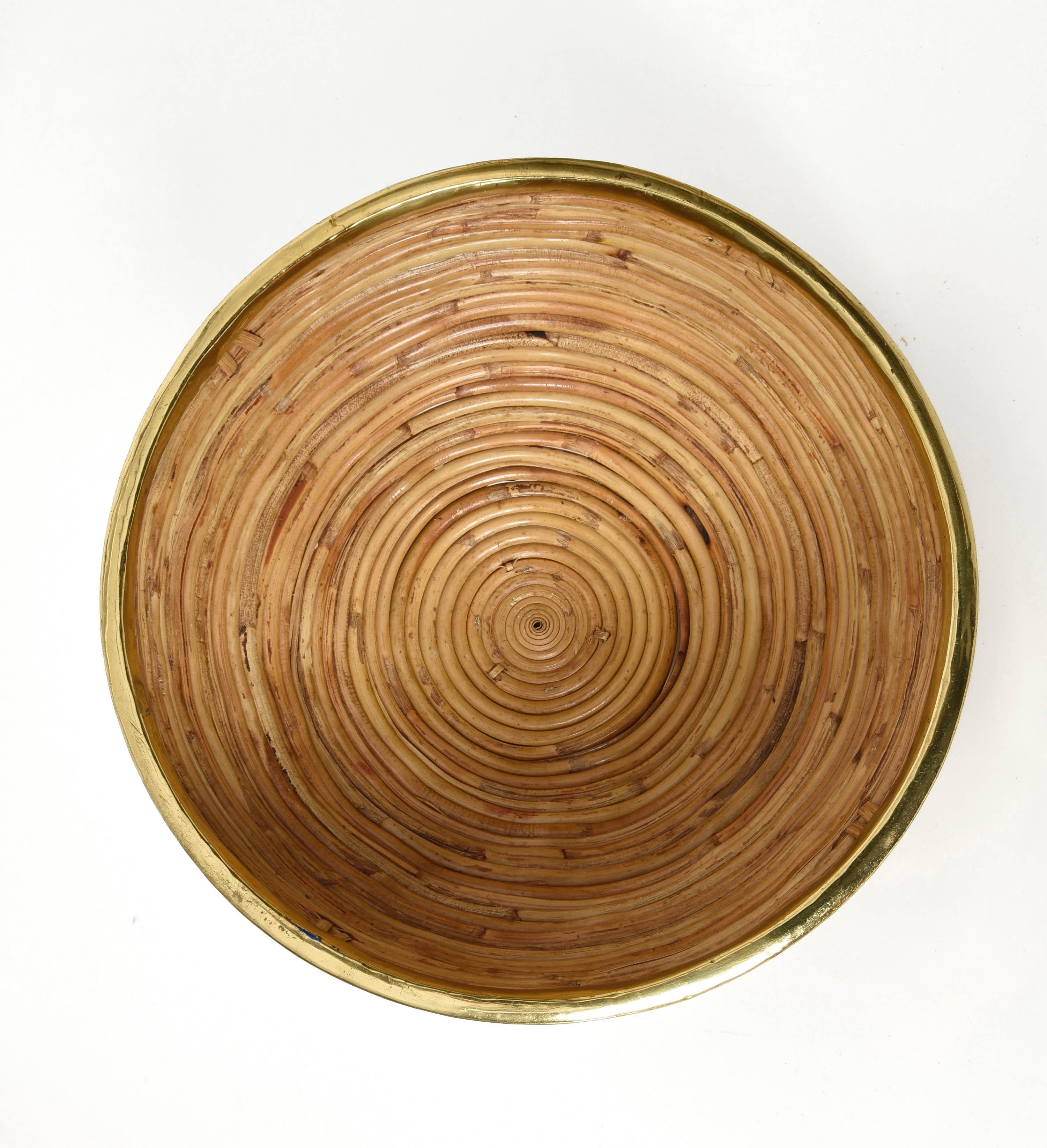 Spectacular midcentury round rattan and brass decorative centrepiece basket. This fantastic piece was designed in Italy during the 1970s.

This wonderful piece is unique because of the concentric round rattan with an amazing and elegant brass