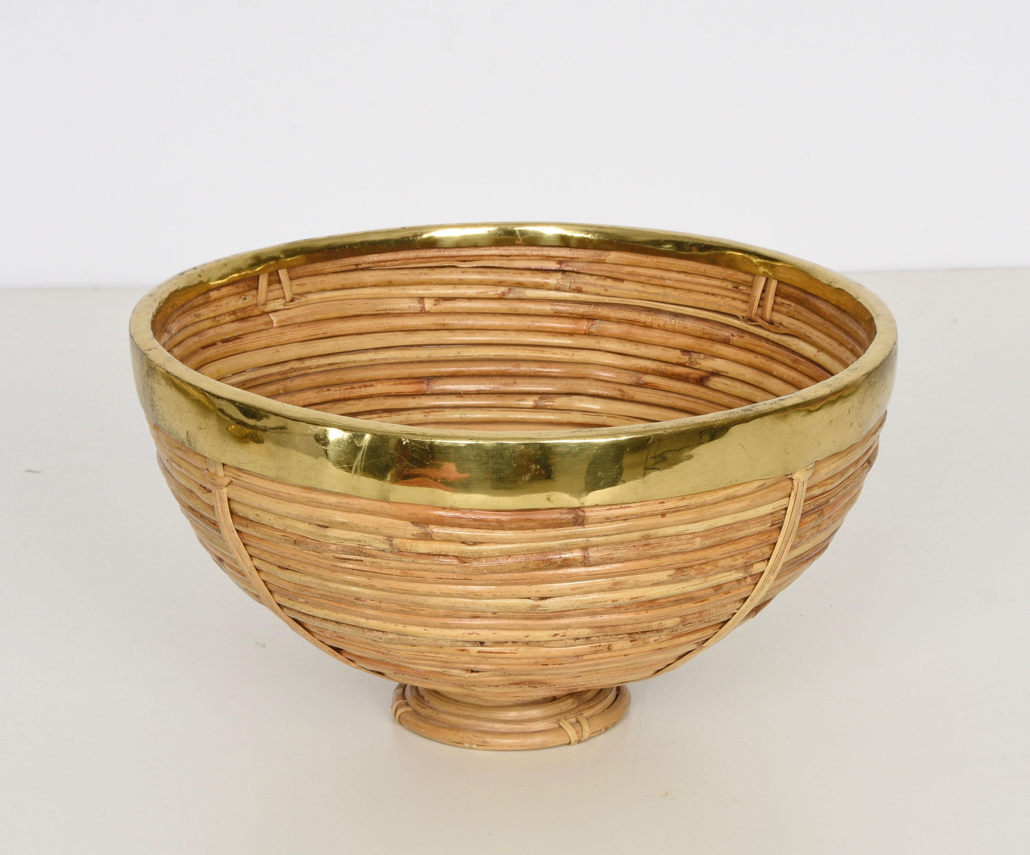 Midcentury Rattan and Brass Italian Decorative Centerpiece Basket, 1970s In Excellent Condition In Roma, IT