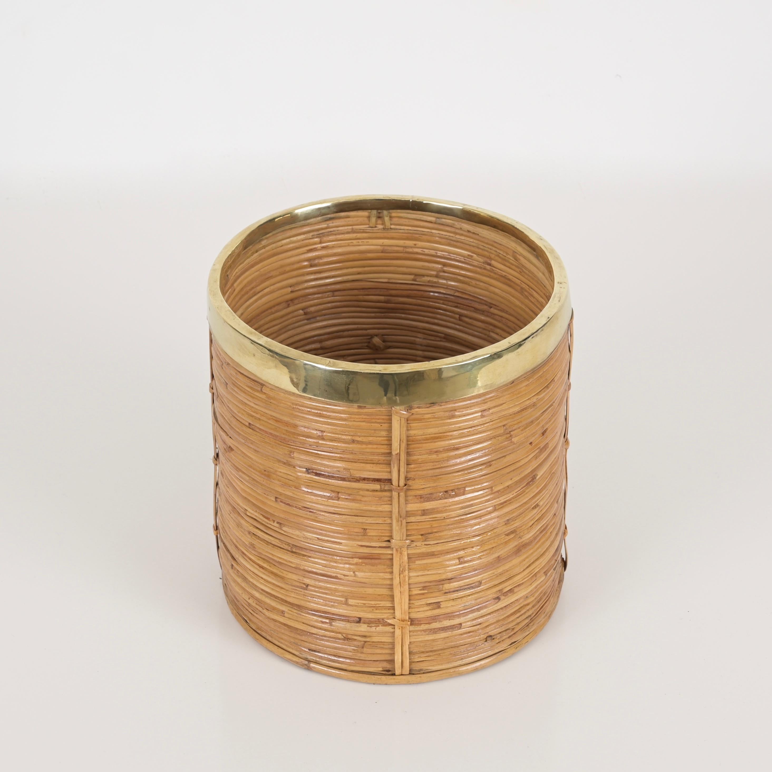 Beautiful decorative basket or planter fully made in curved rattan, wicker and brass. This lovely object is attributed to Vivai del Sud and made in Italy during the 1970s, clearly in the style of Gabriella Crespi.

This stunning round decorative