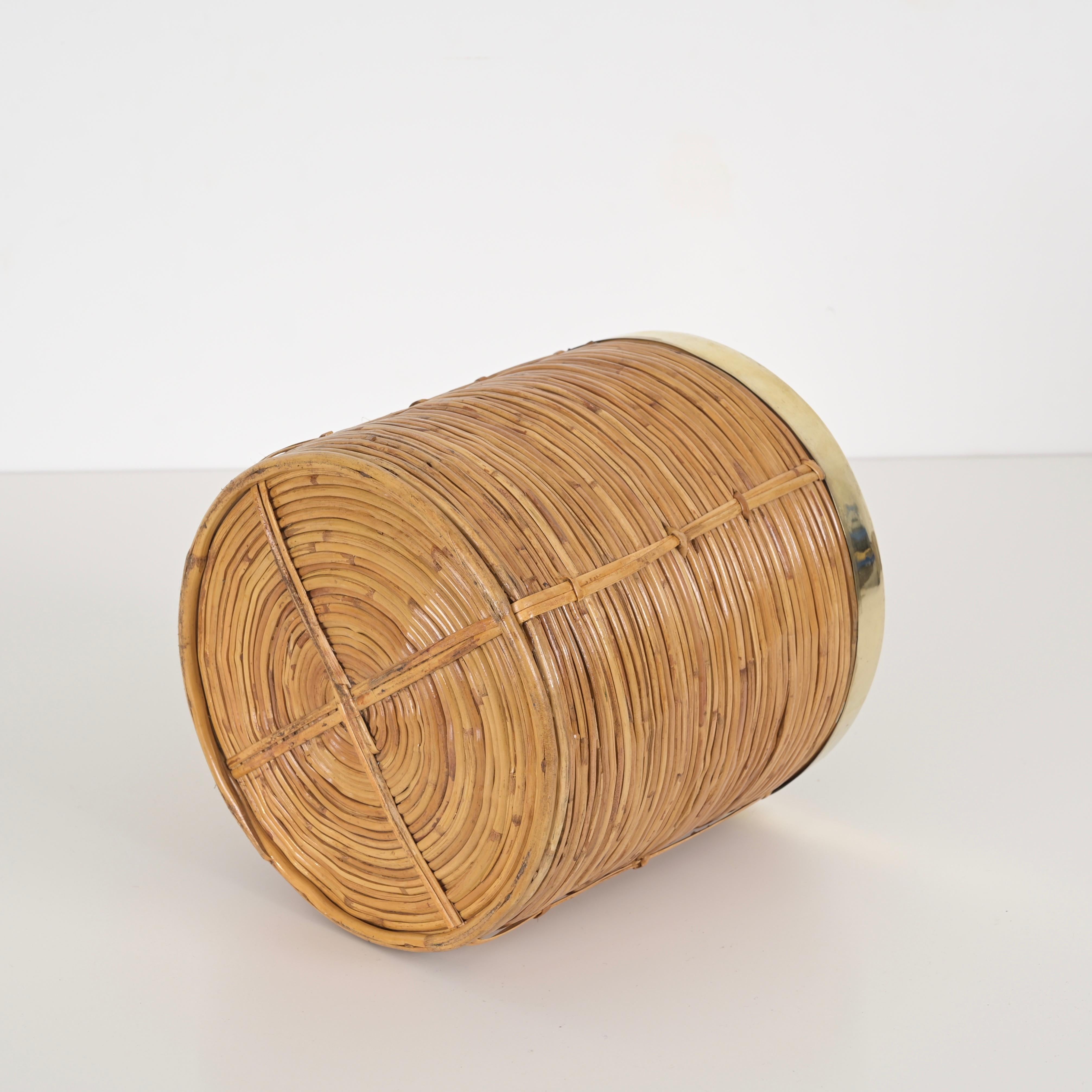 Midcentury Rattan and Brass Planter or Decorative Basket, Italy 1970s In Good Condition For Sale In Roma, IT