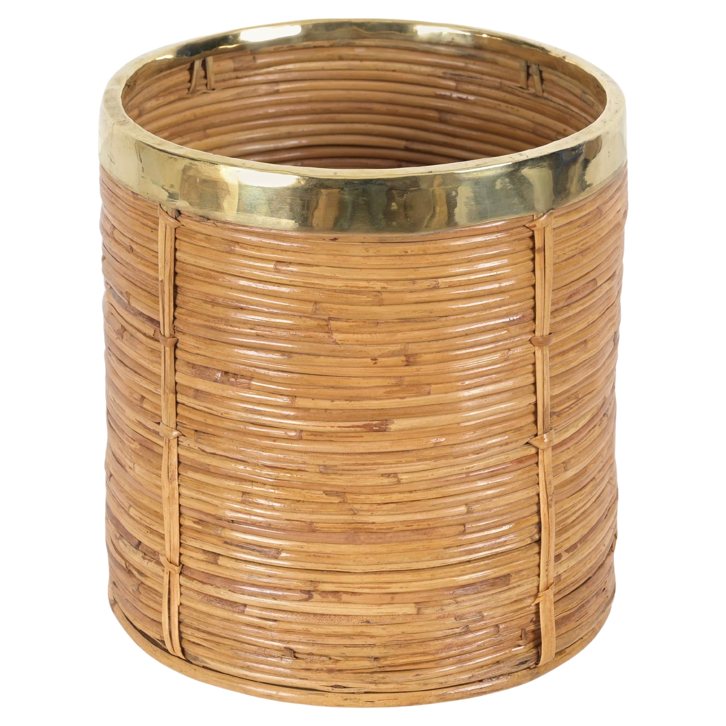 Fioriera o cesto decorativo in rattan e ottone del Medioevo, Italia, anni '70