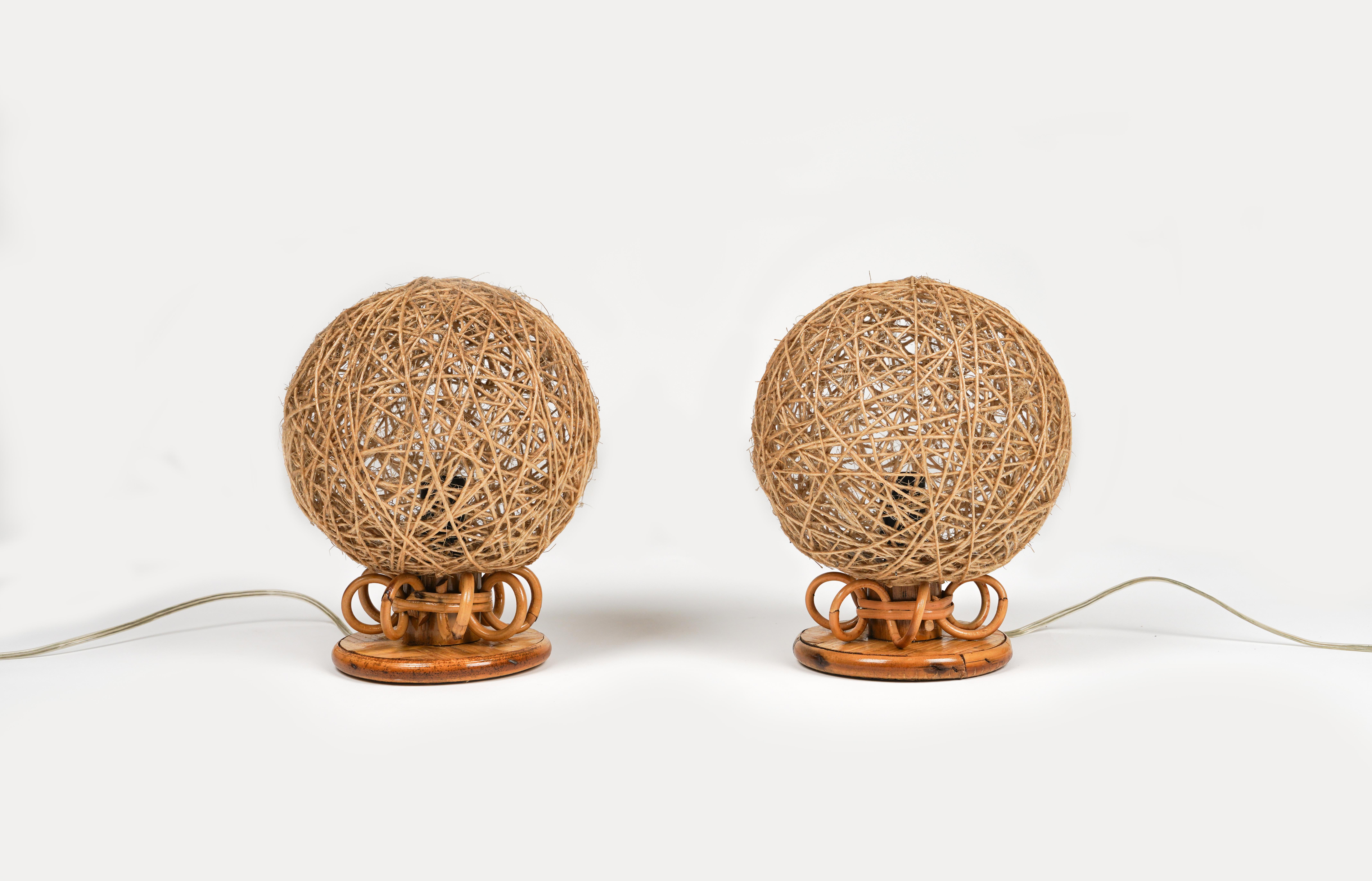 Beautiful pair of round table lamps in rattan and rope.

Made in Italy in the 1970s.

Bamboo / rattan has been polished by a professional restorer.