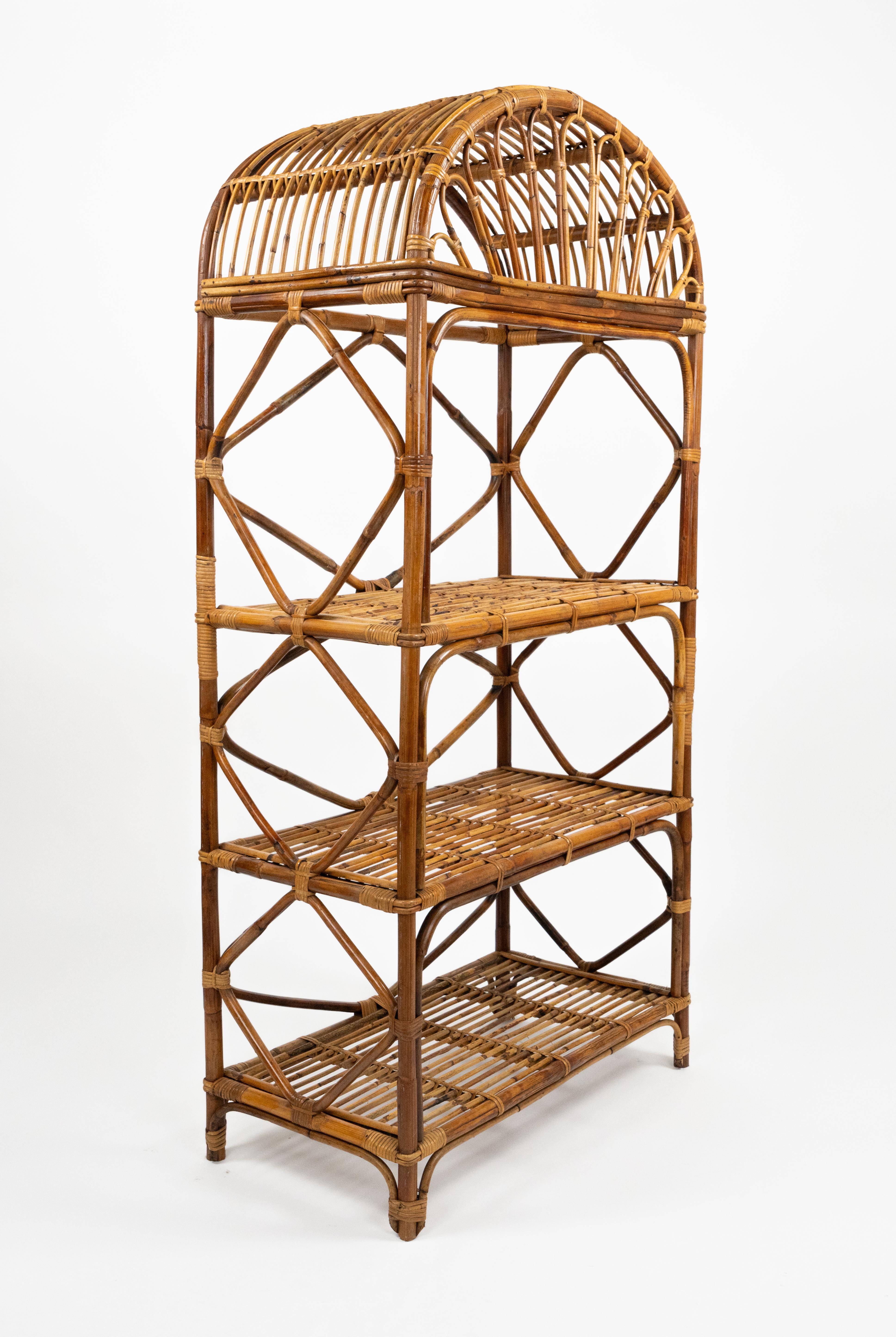 Etagere ad arco di metà secolo in rattan e vimini con tre ripiani in stile Vivai del Sud.

Realizzato in Italia negli anni '70.

Vivai del Sud, Gabriella Crespi e Arpex erano i tre principali studi di design dell'Italia degli anni '70 specializzati