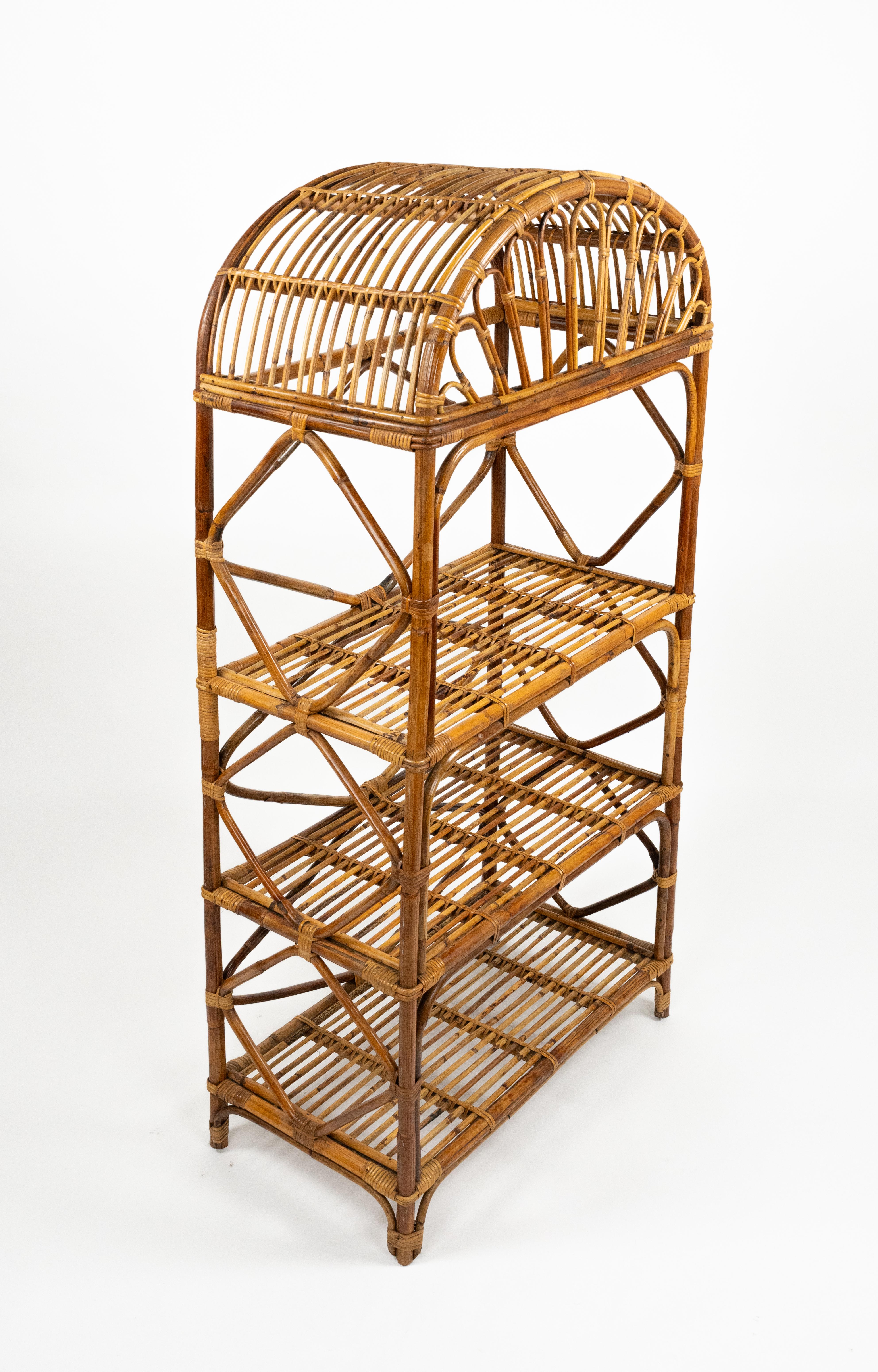 Mid-Century moderno Libreria Etagere in midcentury in rattan e vimini stile Vivai del Sud, Italia 1970s in vendita
