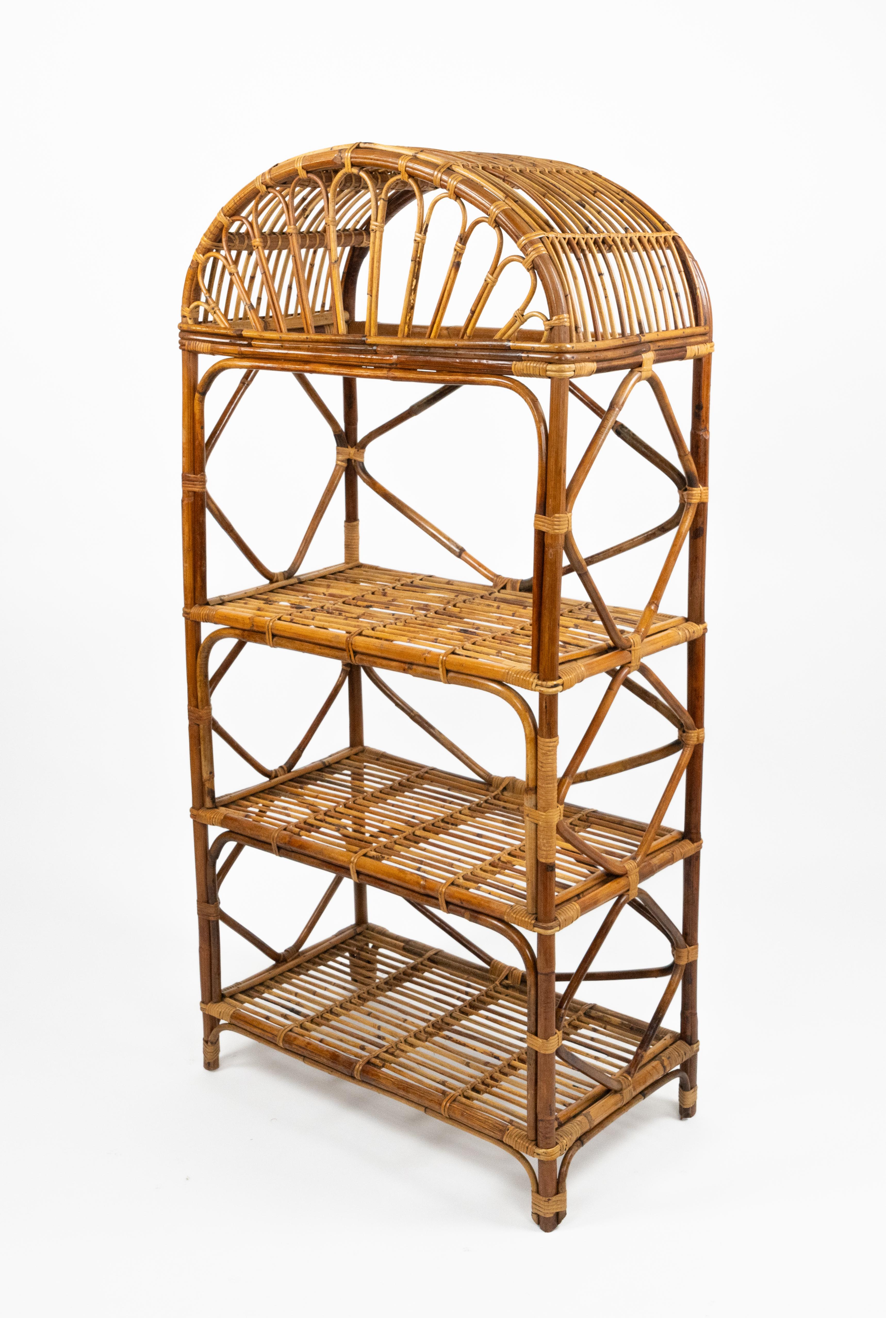 Italiano Libreria Etagere in midcentury in rattan e vimini stile Vivai del Sud, Italia 1970s in vendita