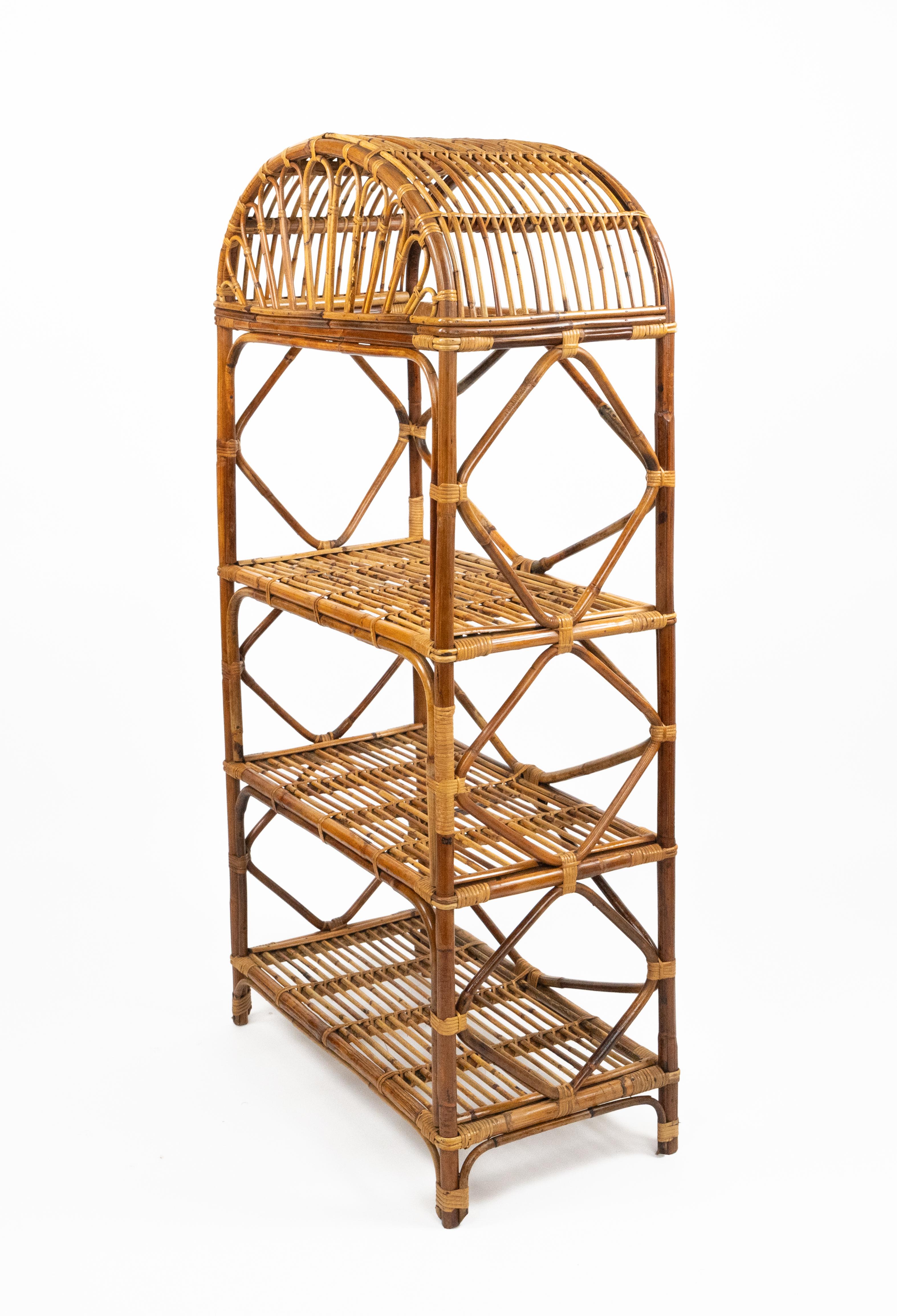 Fatto a mano Libreria Etagere in midcentury in rattan e vimini stile Vivai del Sud, Italia 1970s in vendita
