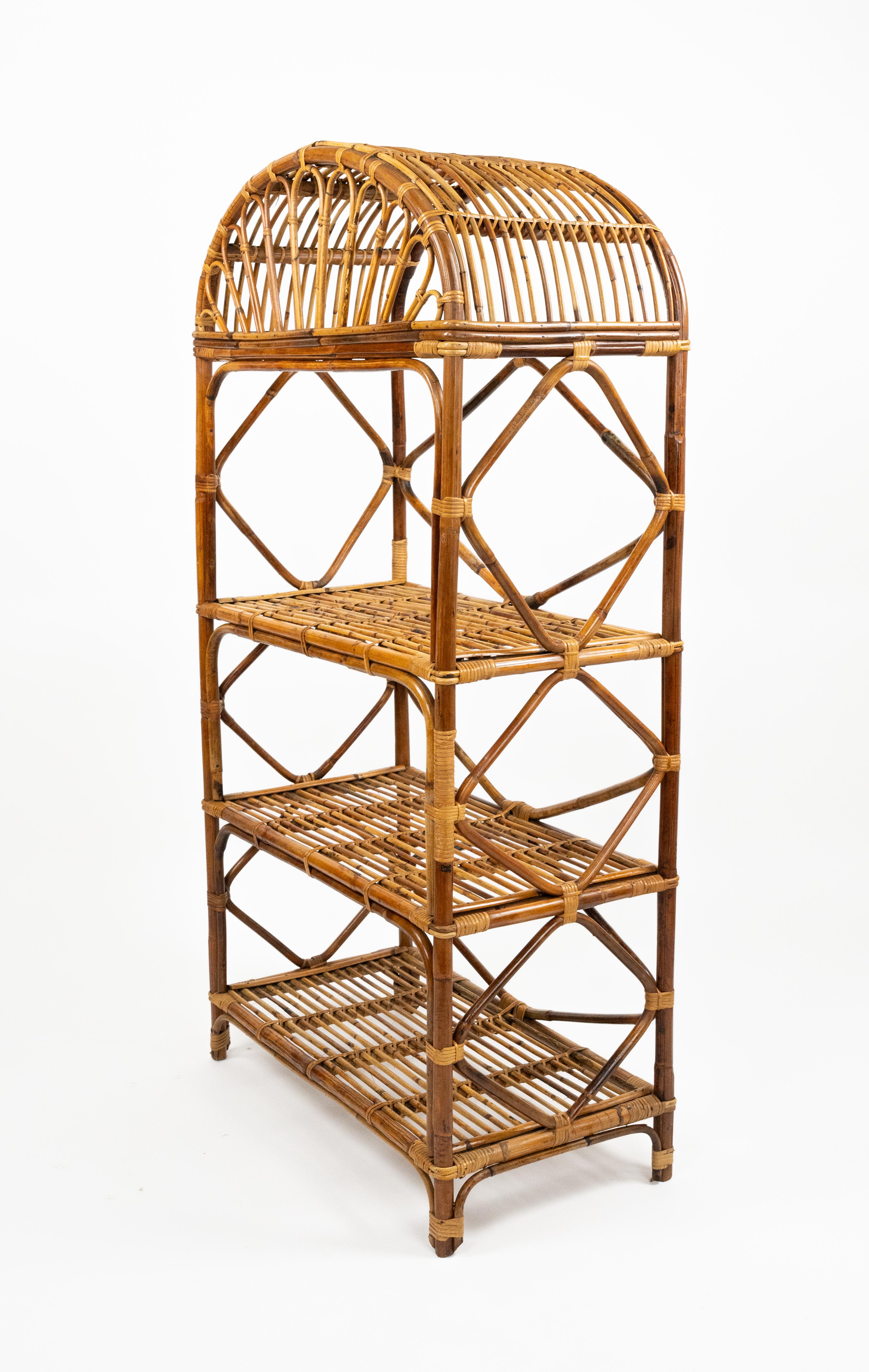 Libreria Etagere in midcentury in rattan e vimini stile Vivai del Sud, Italia 1970s In condizioni buone in vendita a Rome, IT