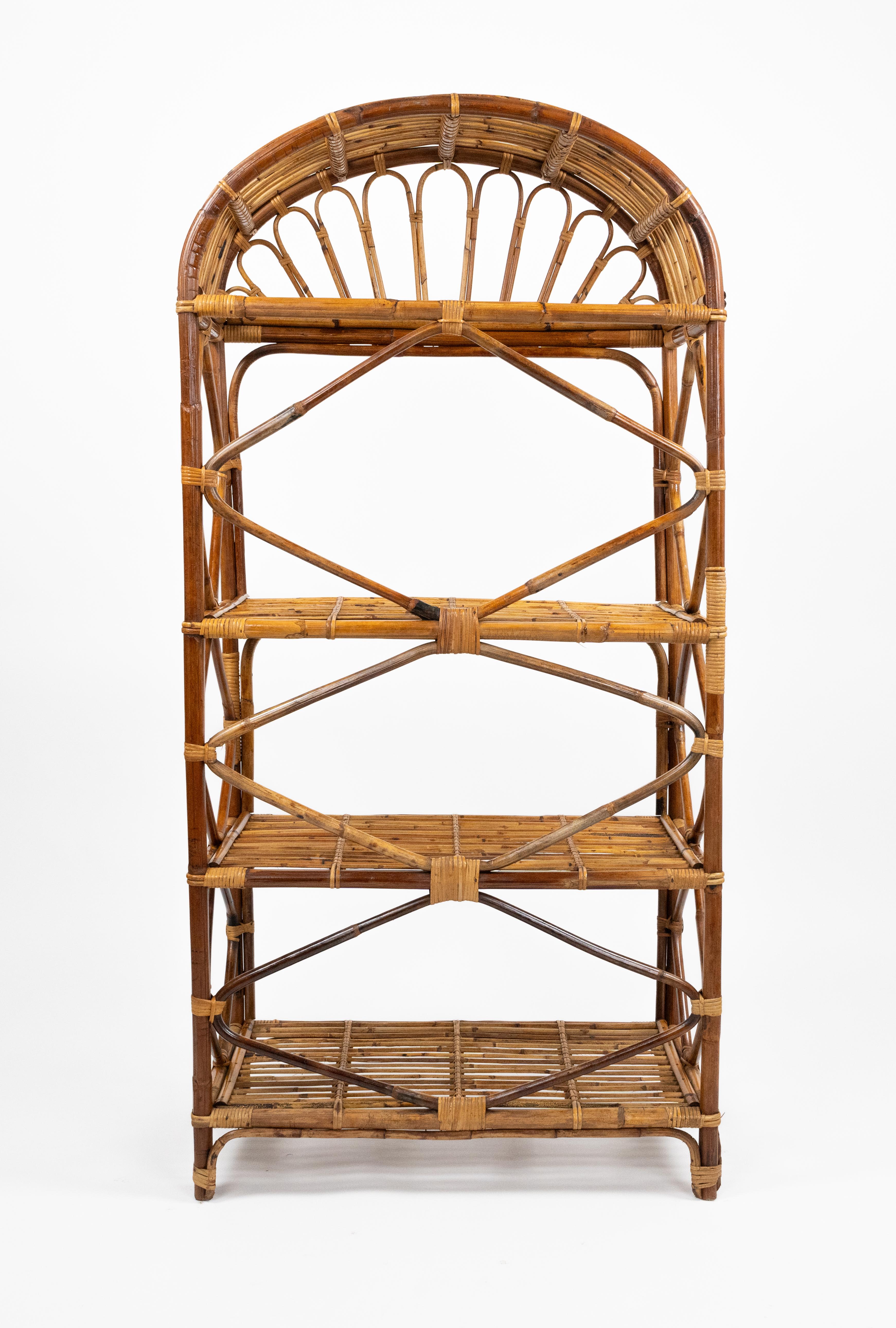 Metà XX secolo Libreria Etagere in midcentury in rattan e vimini stile Vivai del Sud, Italia 1970s in vendita