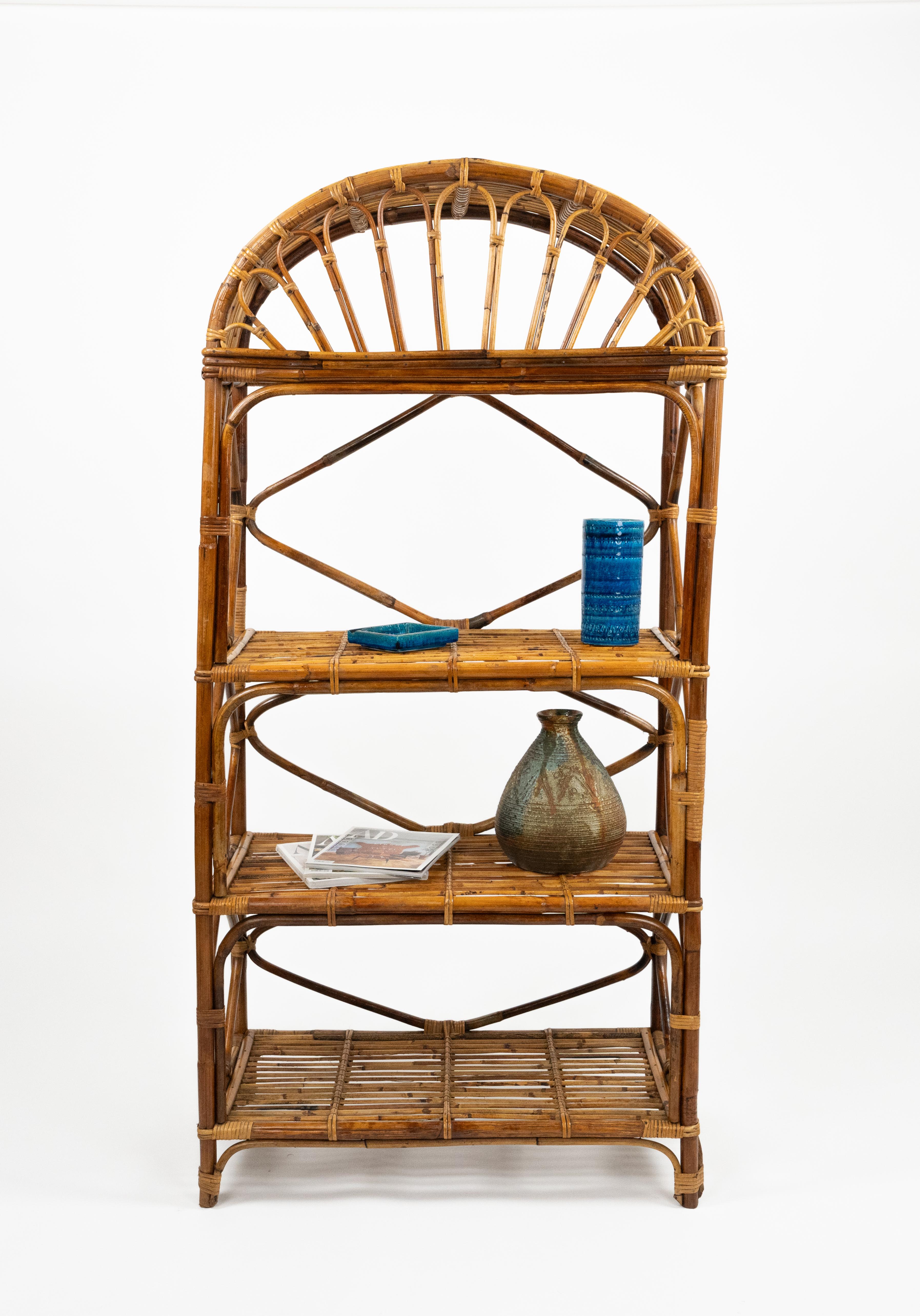 Bambù Libreria Etagere in midcentury in rattan e vimini stile Vivai del Sud, Italia 1970s in vendita
