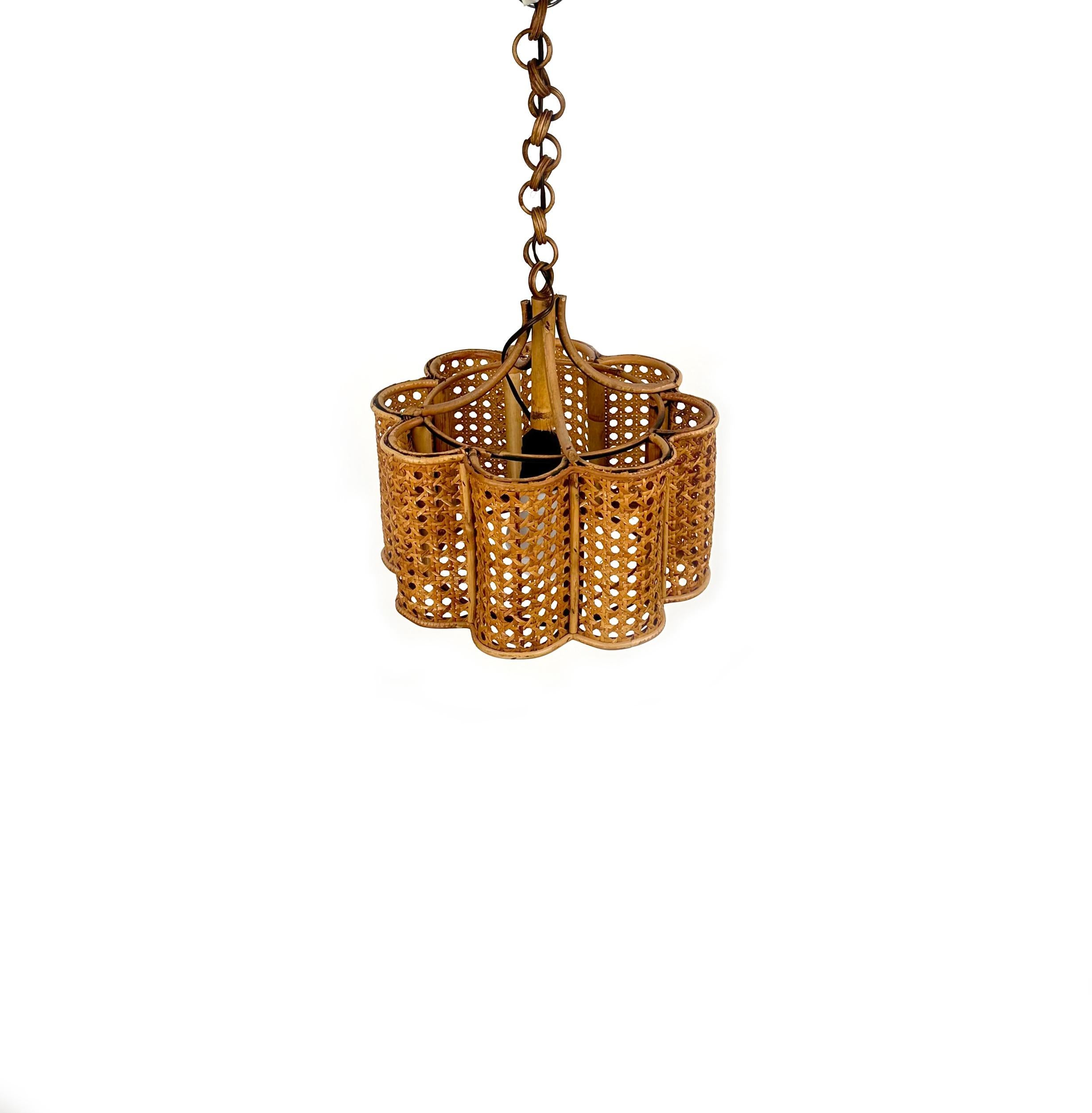 Beautiful Midcentury chandelier in rattan and wicker.

Made in Italy in the 1960s.