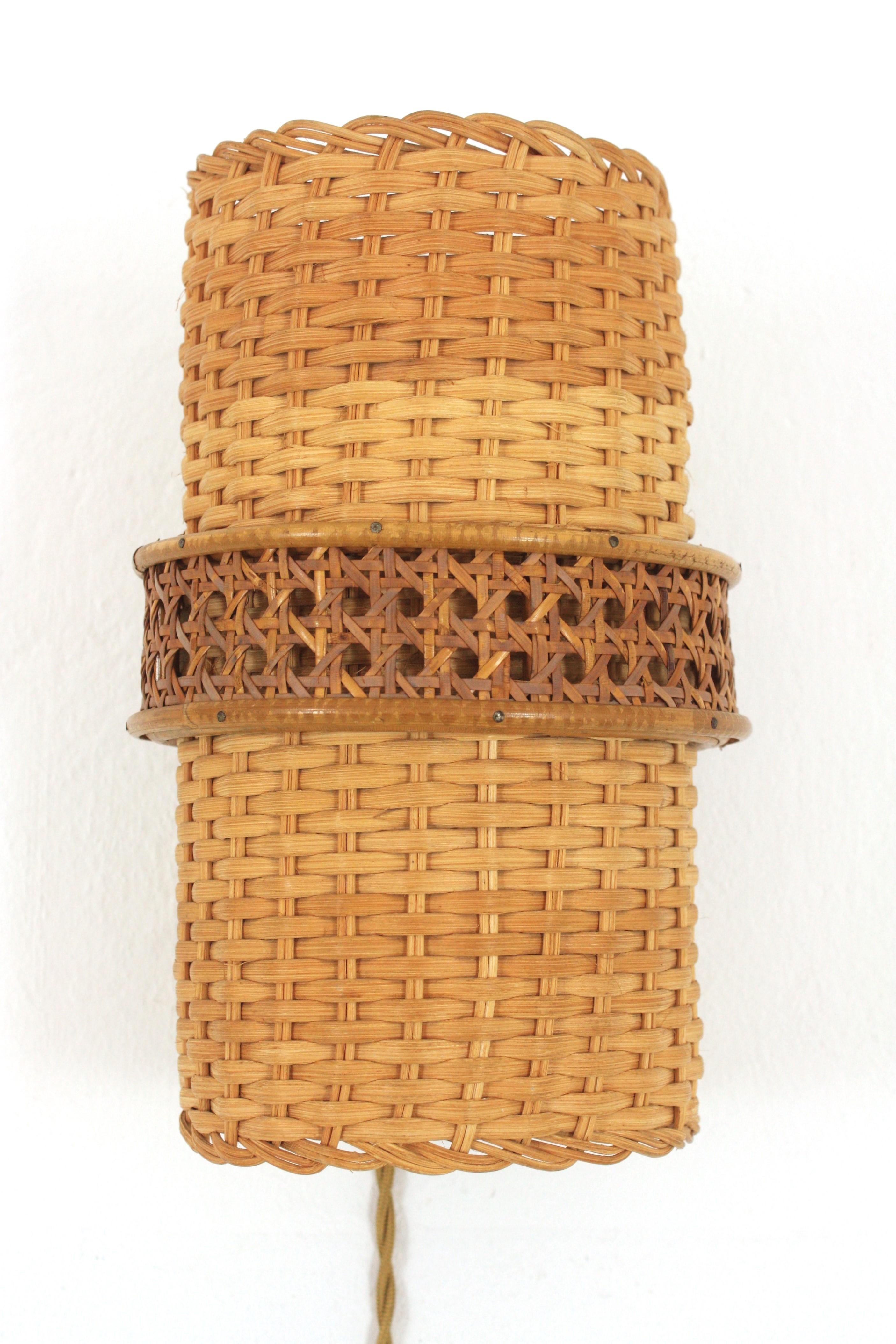 Wandleuchte aus Rattan und Korbgeflecht aus der Mitte des Jahrhunderts, 1950er Jahre im Angebot 1