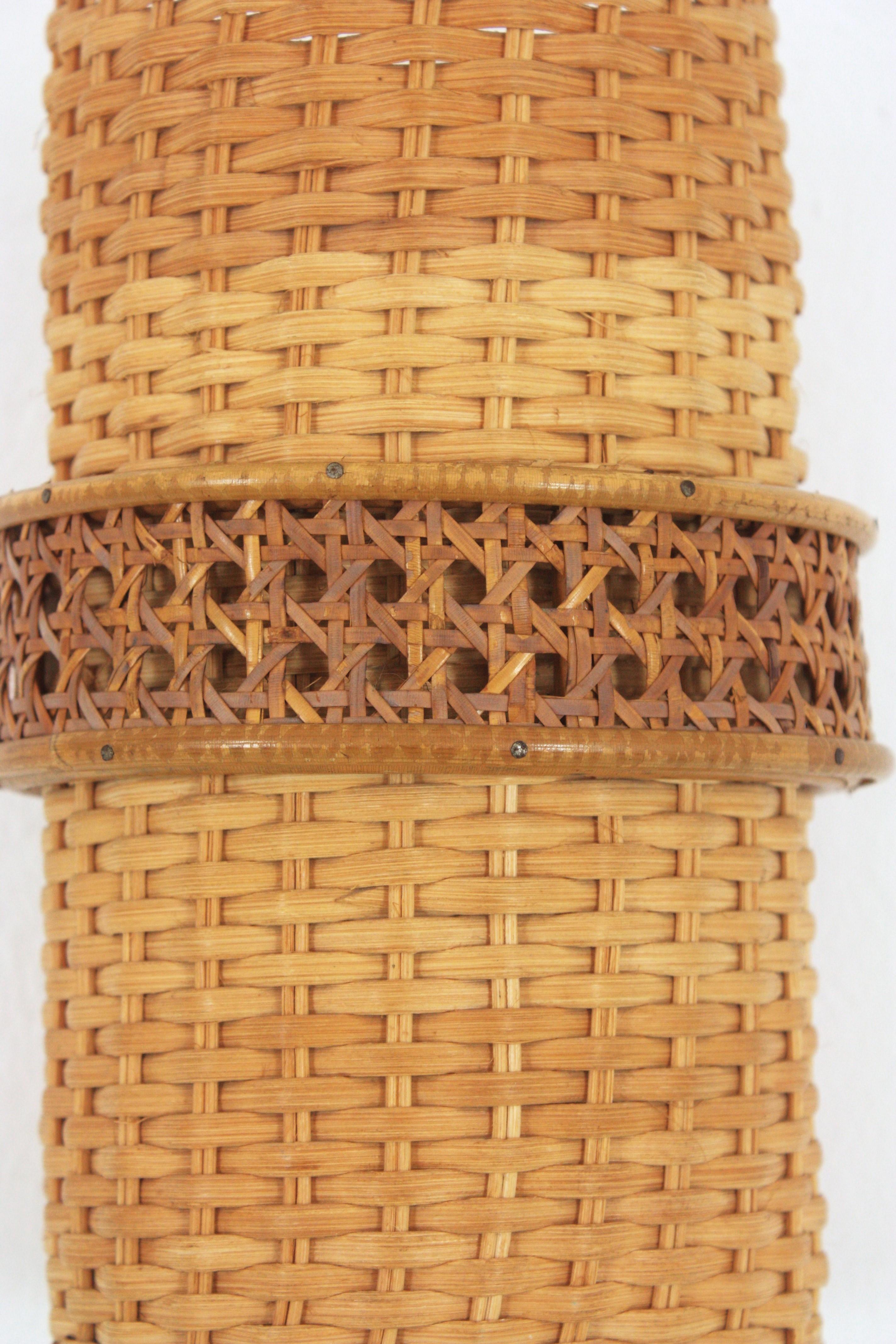 Wandleuchte aus Rattan und Korbgeflecht aus der Mitte des Jahrhunderts, 1950er Jahre (Spanisch) im Angebot