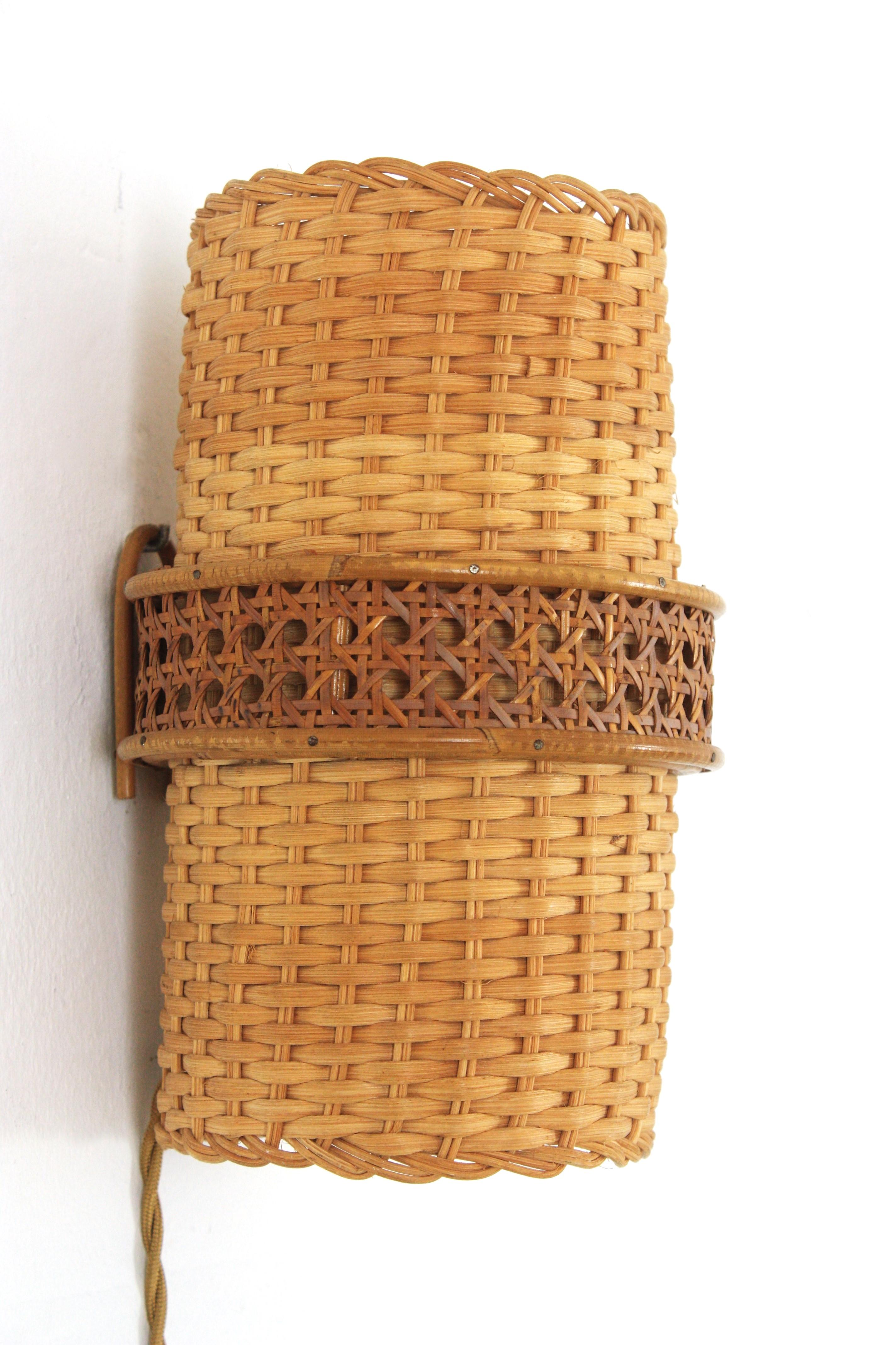 Wandleuchte aus Rattan und Korbgeflecht aus der Mitte des Jahrhunderts, 1950er Jahre (Handgewebt) im Angebot