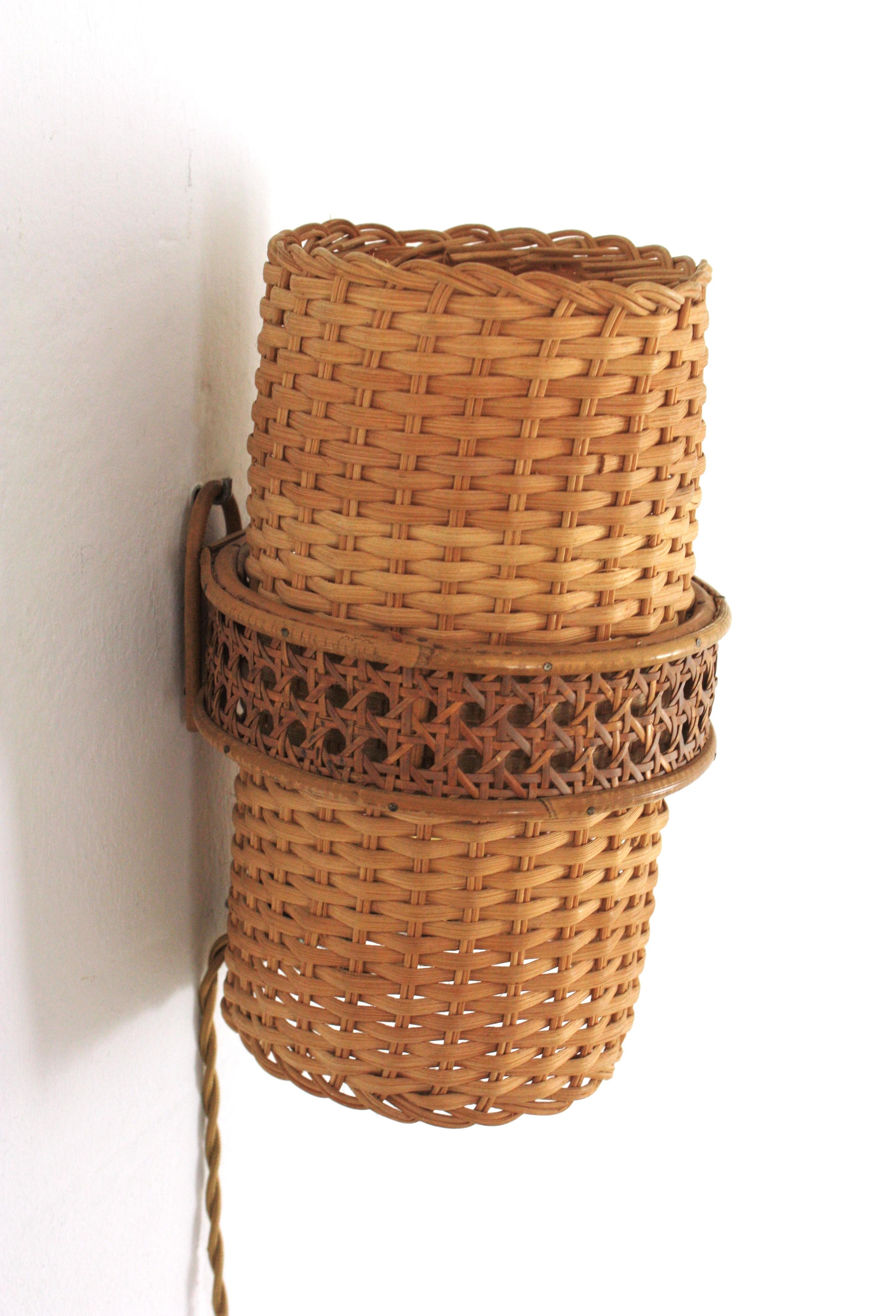 Wandleuchte aus Rattan und Korbgeflecht aus der Mitte des Jahrhunderts, 1950er Jahre im Zustand „Gut“ im Angebot in Barcelona, ES