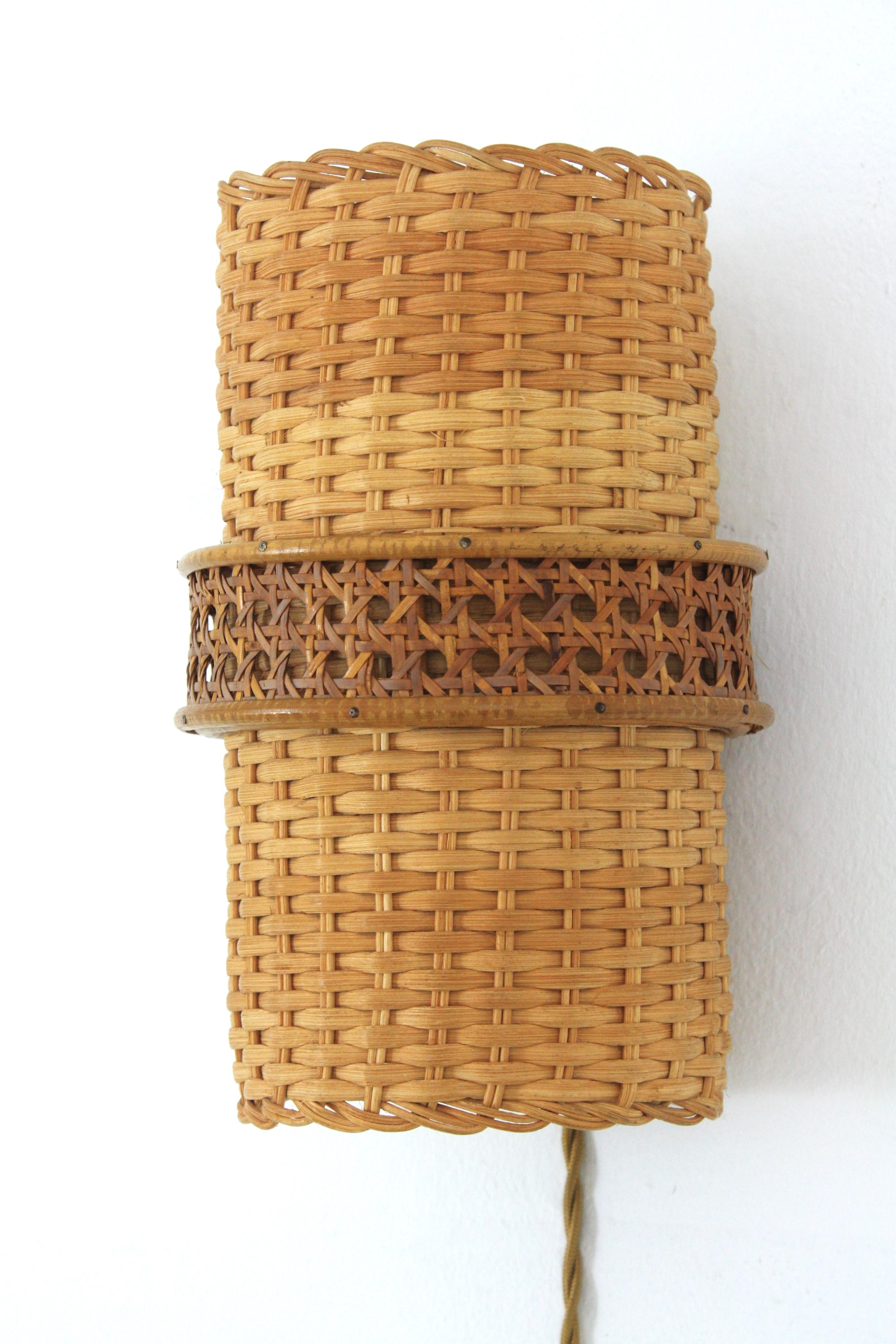 Wandleuchte aus Rattan und Korbgeflecht aus der Mitte des Jahrhunderts, 1950er Jahre (Korbweide) im Angebot