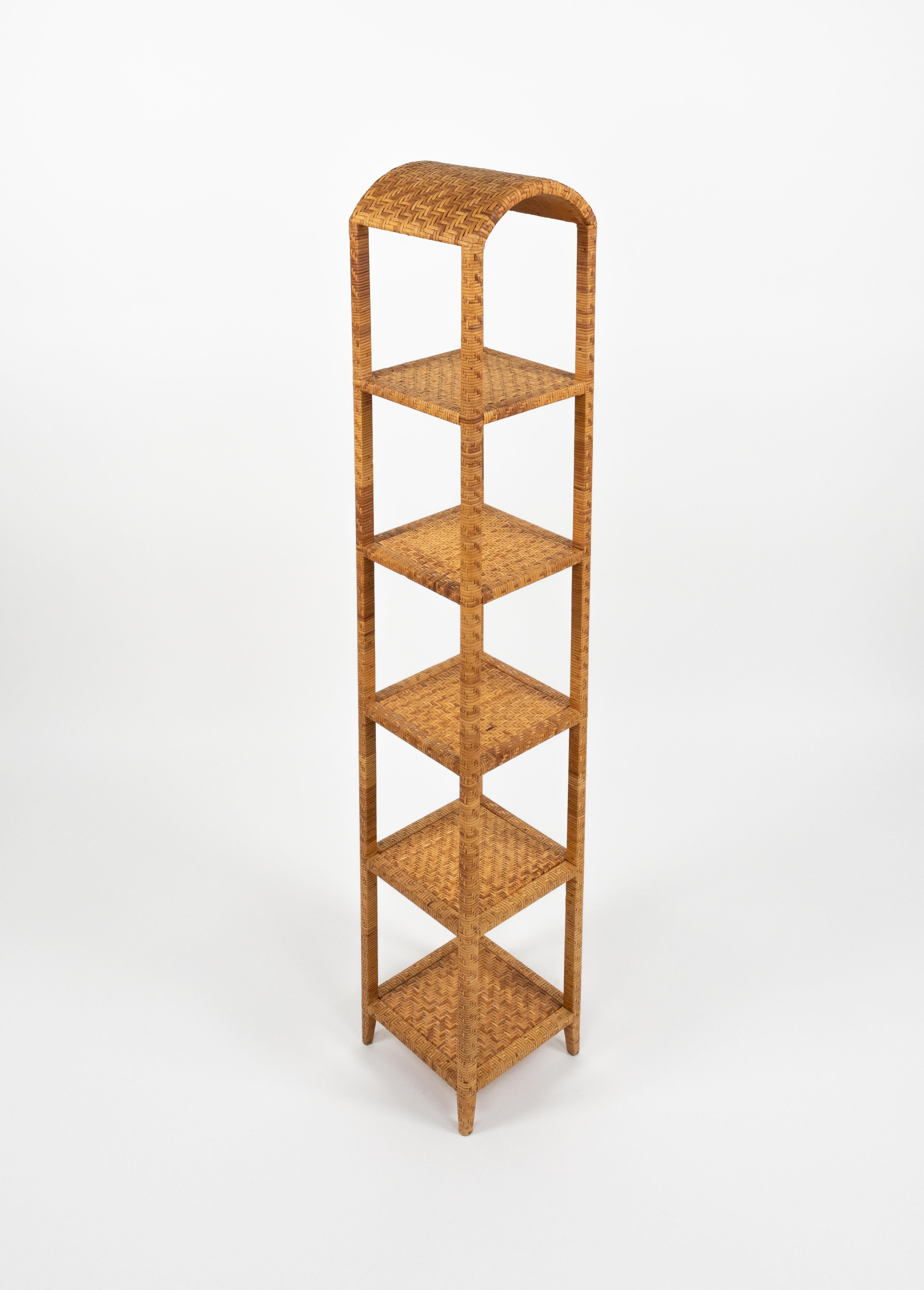 Erstaunliche quadratische Etagere aus Rattan und Weidengeflecht mit fünf abnehmbaren Regalböden im Stil von Vivai del Sud aus der Mitte des Jahrhunderts.

Hergestellt in Italien in den 1970er Jahren.

Vivai del sud, Gabriella Crespi und Arpex waren