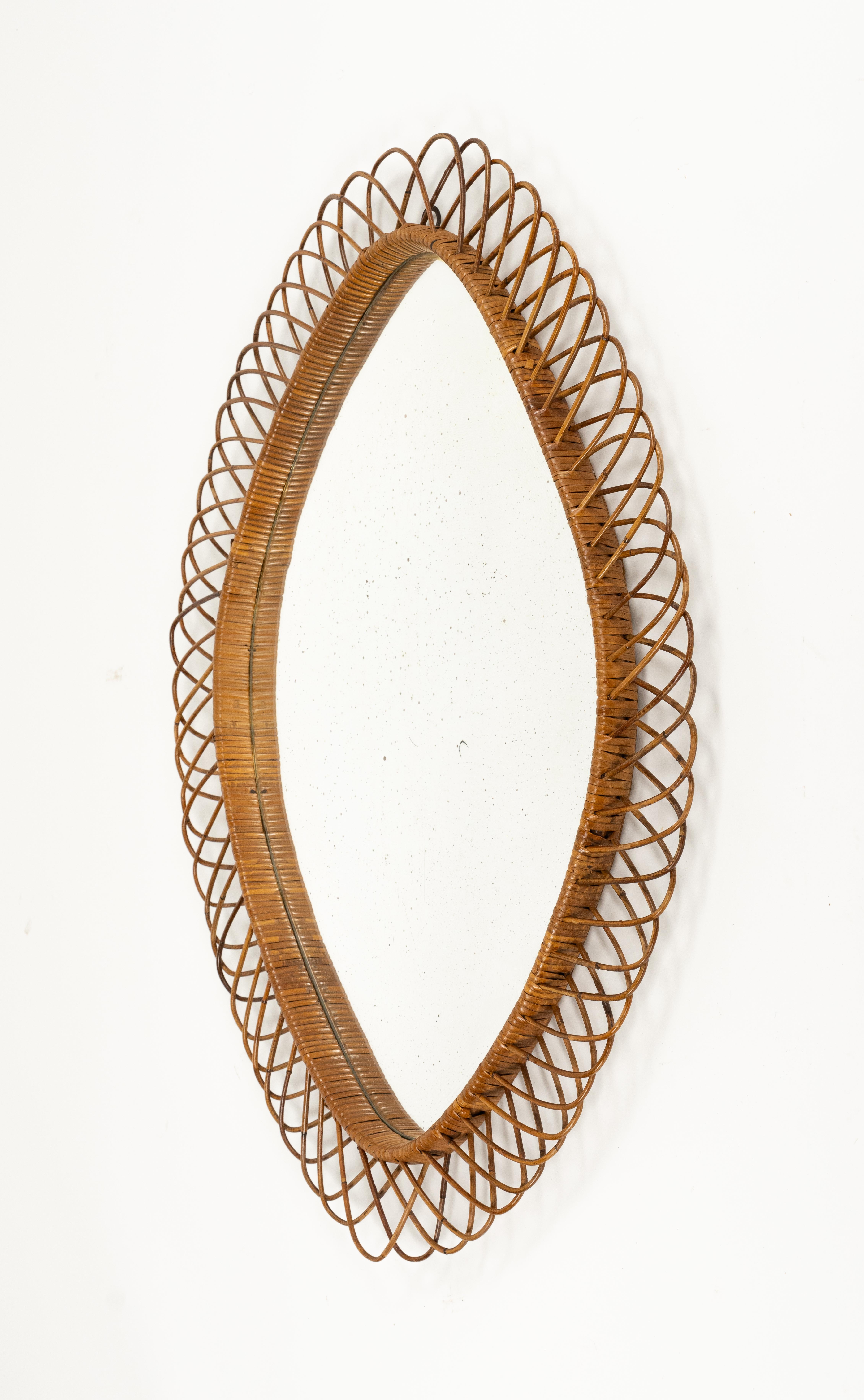 Mid-Century moderno Specchio da parete ovale in vimini e rattan del Medioevo, Italia 1960 in vendita