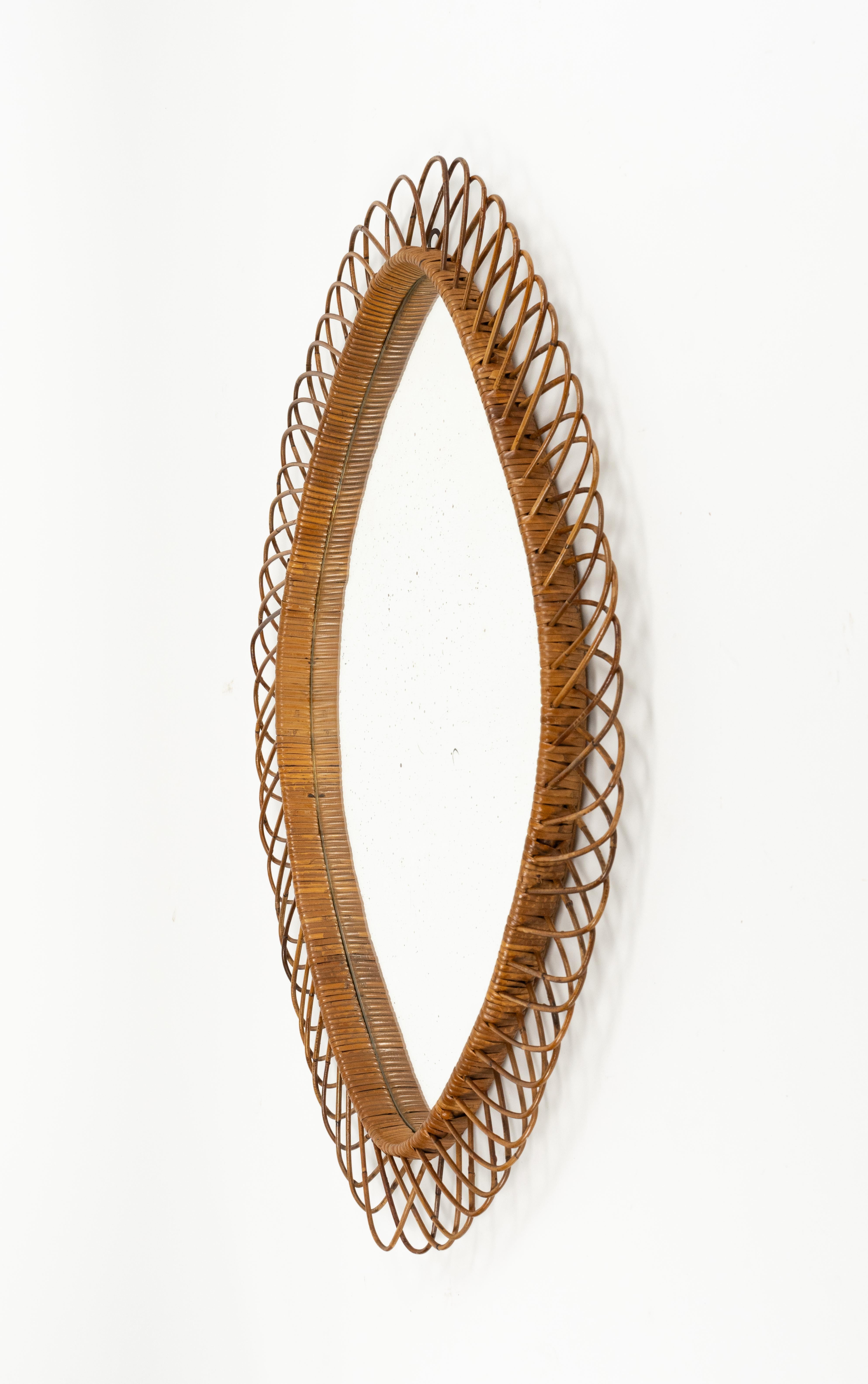 Specchio da parete ovale in vimini e rattan del Medioevo, Italia 1960 In condizioni buone in vendita a Rome, IT